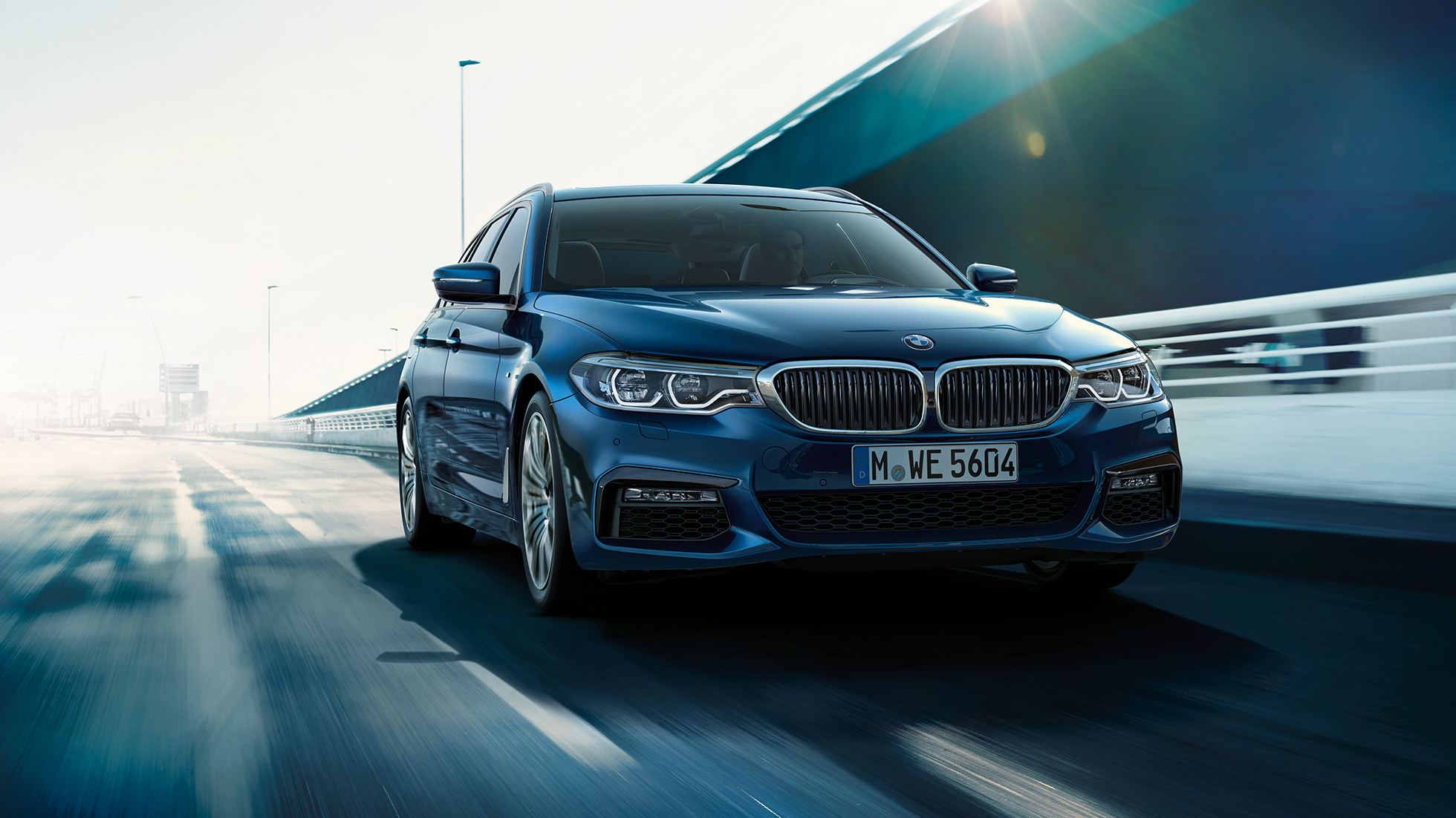 BMW 5-sarjan Touringin ajodynamiikka Ajodynamiikka, BMW 5-sarjan Touring kohokohdat, 530d xDrive Touring G31, metalliväri Mediterranean Blue, kolmen neljäsosan näkymä etuosasta