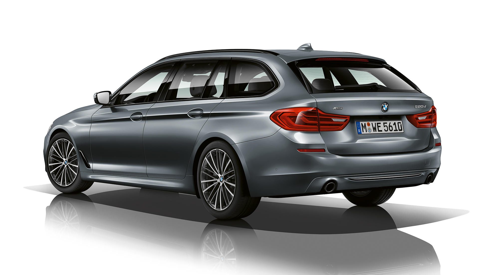 Sport Line, kolmen neljäsosan näkymä BMW 5-sarjan Touringin takaosasta Sport Line BMW 5-sarjan Touring 520d Touring G31 metalliväri Bluestone, kolmen neljäsosan näkymä etuosasta