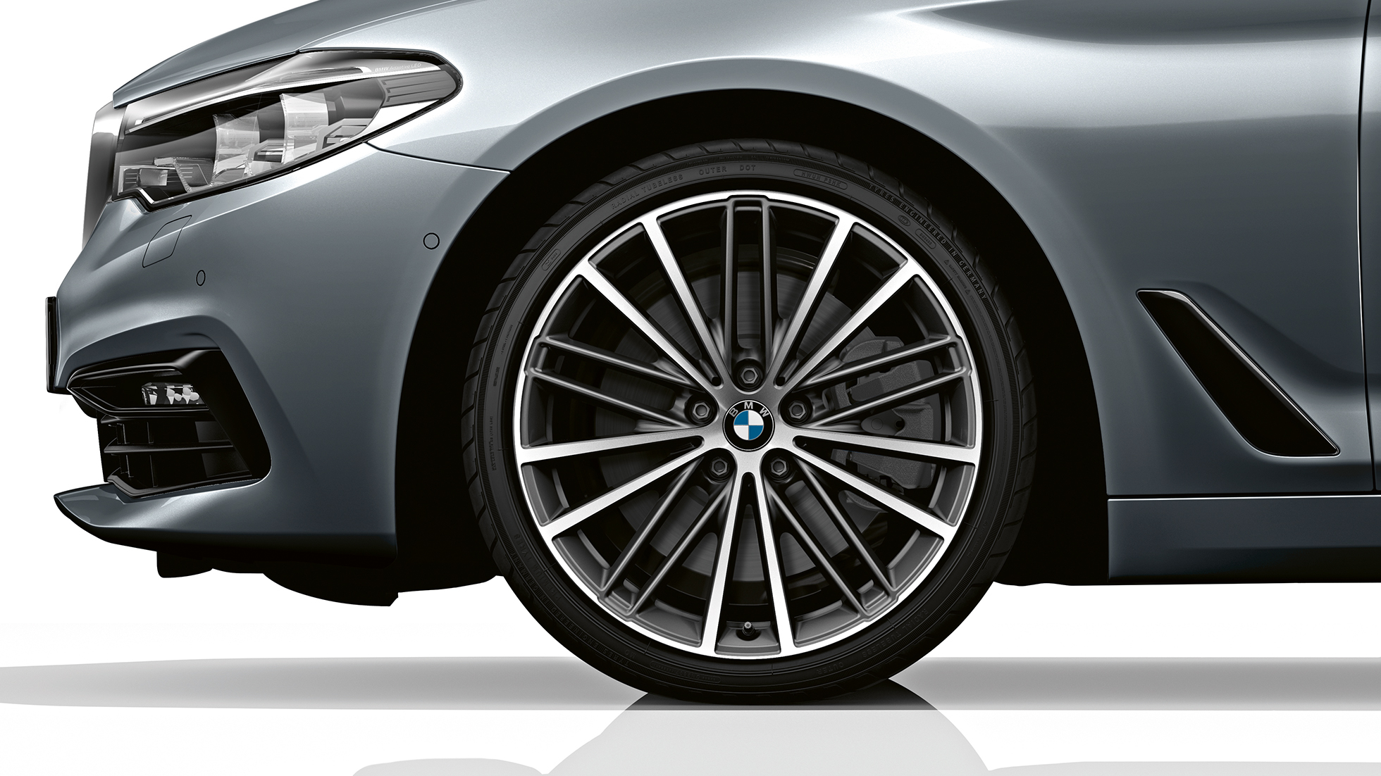 Sport Line, BMW 5-sarjan Touringin renkaat ja vanteet Sport Line BMW 5-sarjan Touring 520d Touring G31 metalliväri Bluestone, renkaat ja vanteet
