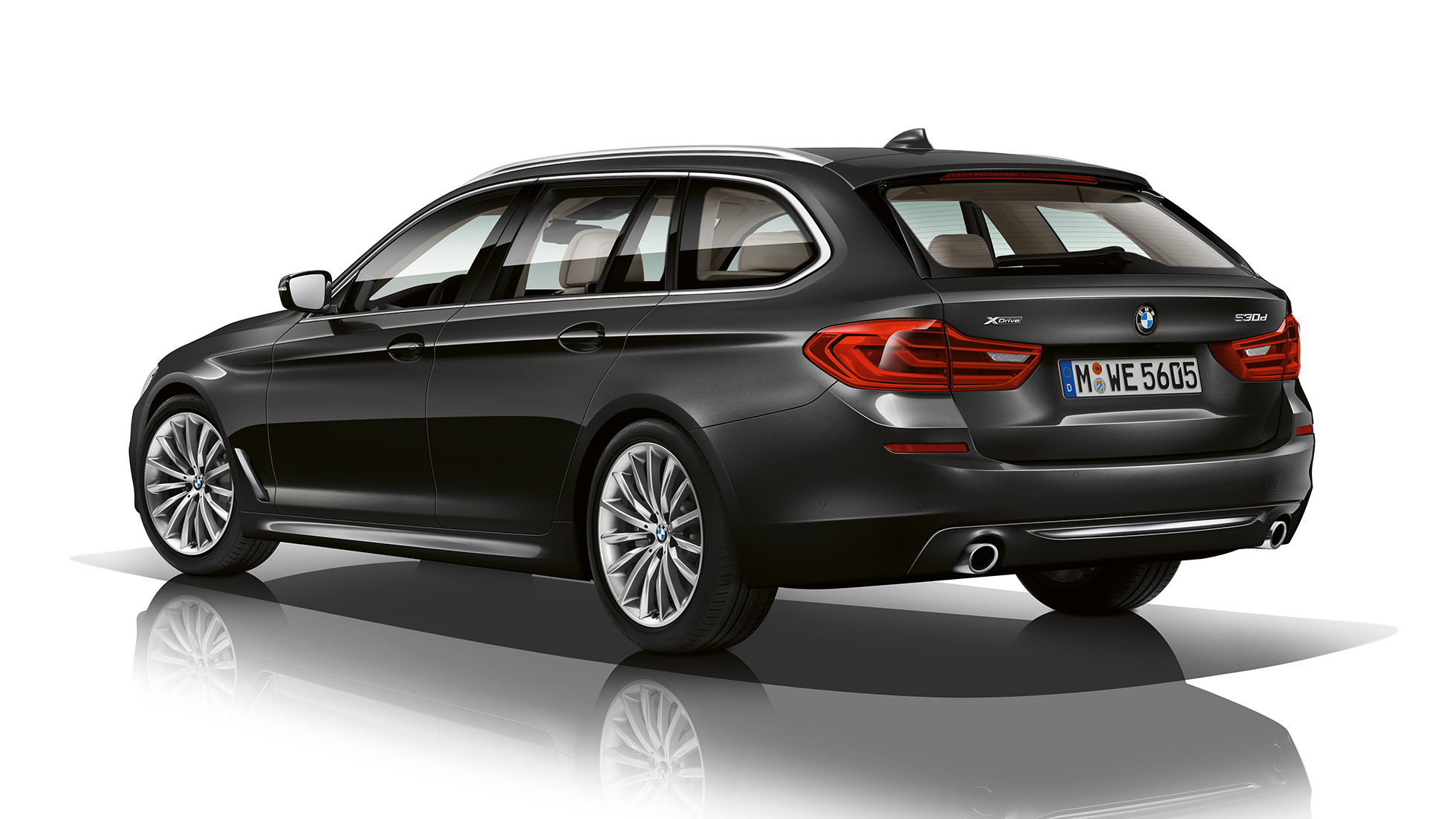 Business Luxury, kolmen neljäsosan näkymä BMW 5-sarjan Touringin takaosasta Business Luxury BMW 5-sarjan Touring 540i xDrive Touring G31, metalliväri Sophisto Grey Brilliant Effect, kolmen neljäsosan näkymä takaosasta
