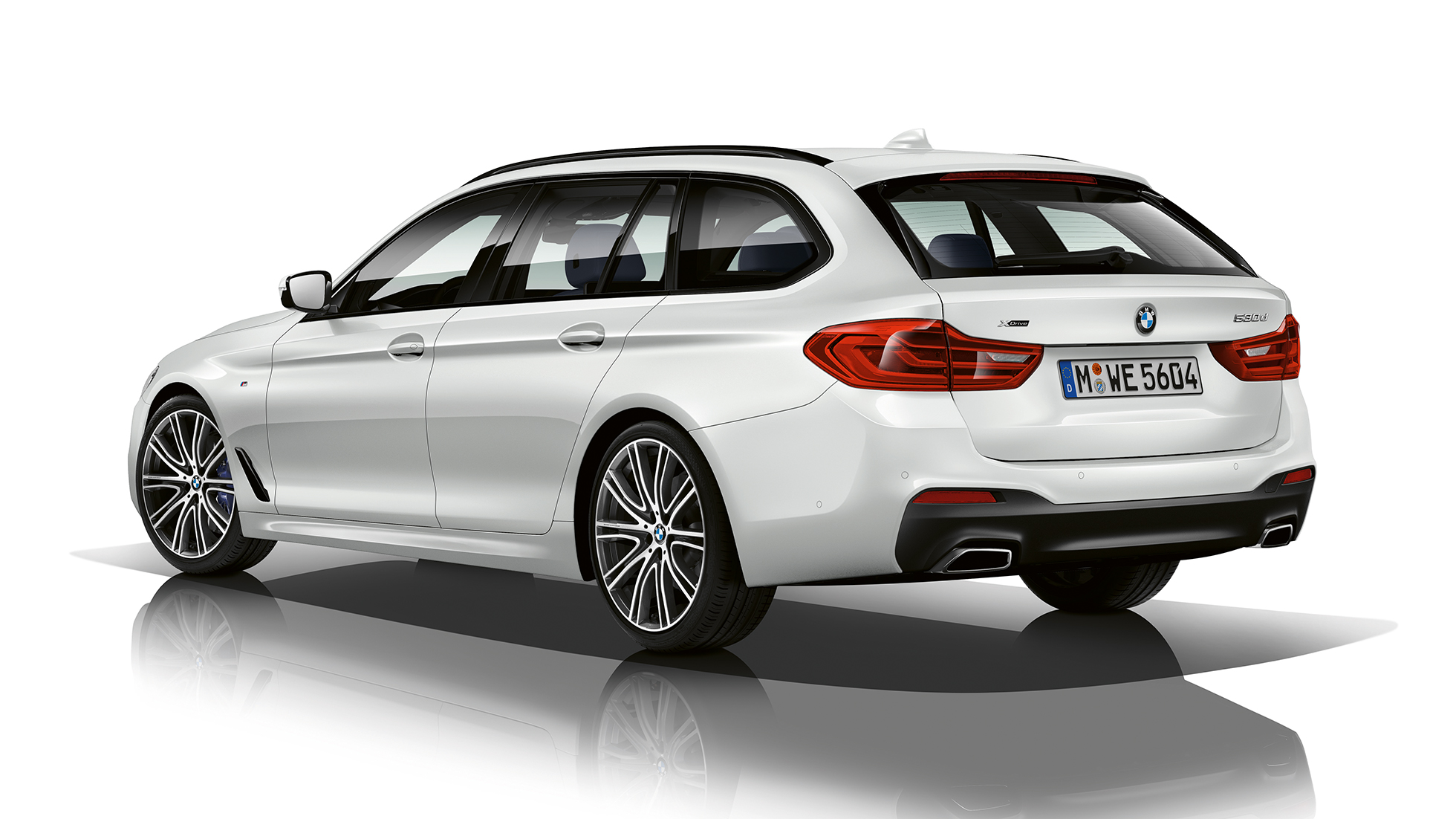 M Sport -paketti, kolmen neljäsosan näkymä BMW 5-sarjan Touringin takaosasta M Sport -paketti BMW 5-sarjan Touring 530d xDrive Touring G31 Alpine White, kolmen neljäsosan näkymä takaosasta