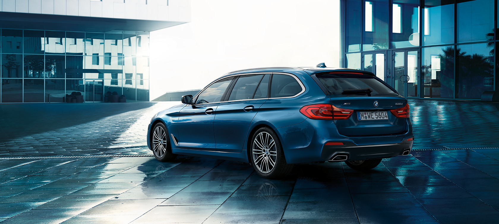 BMW 5-sarjan Touringin mukavuus Mukavuus BMW 5-sarjan Touring 530d xDrive Touring G31, kolmen neljäsosan näkymä takaosasta