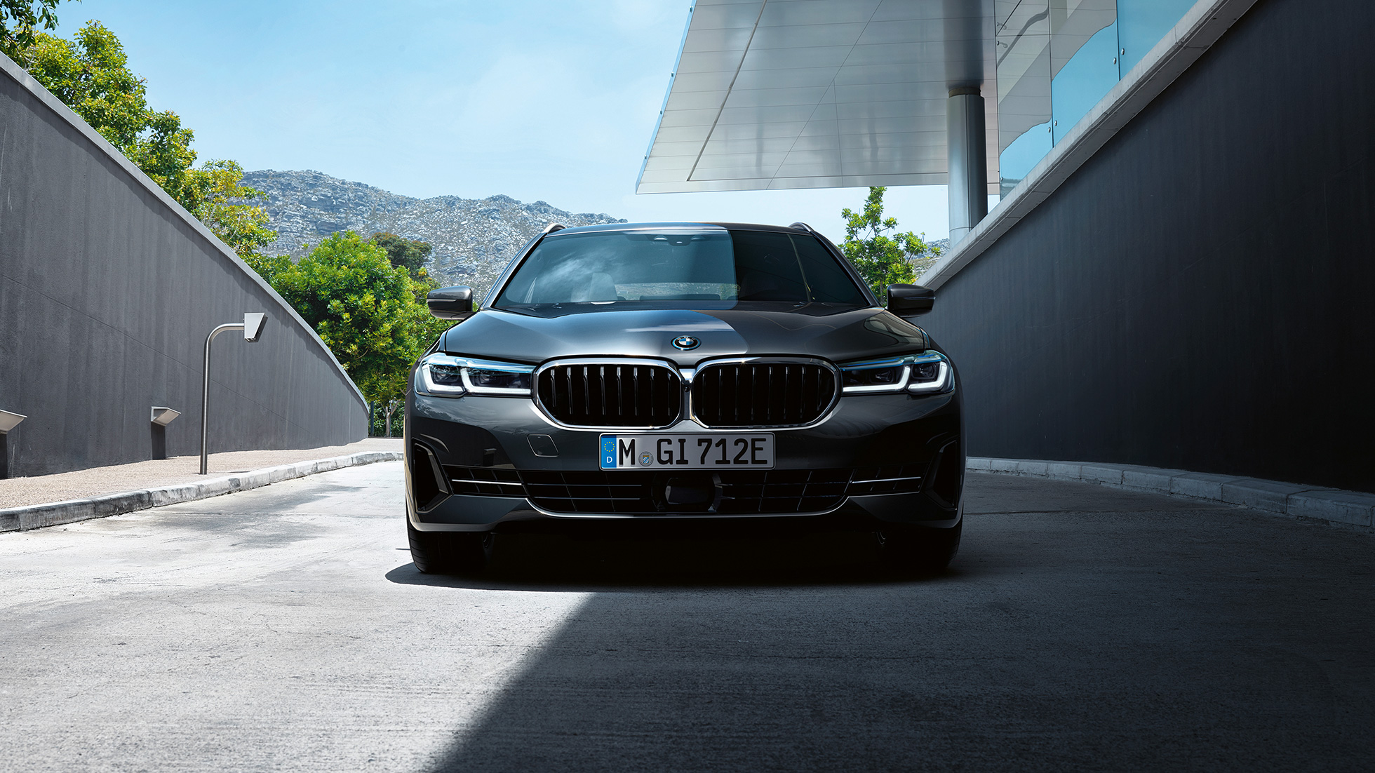 BMW-jäähdyttimensäleikkö ja etuhelma BMW 5-sarjan Touring G31 BMW-jäähdyttimensäleikkö ja etuhelma BMW 5-sarjan Touring G31 Facelift 2020 Sophisto Grey lähikuva edestä