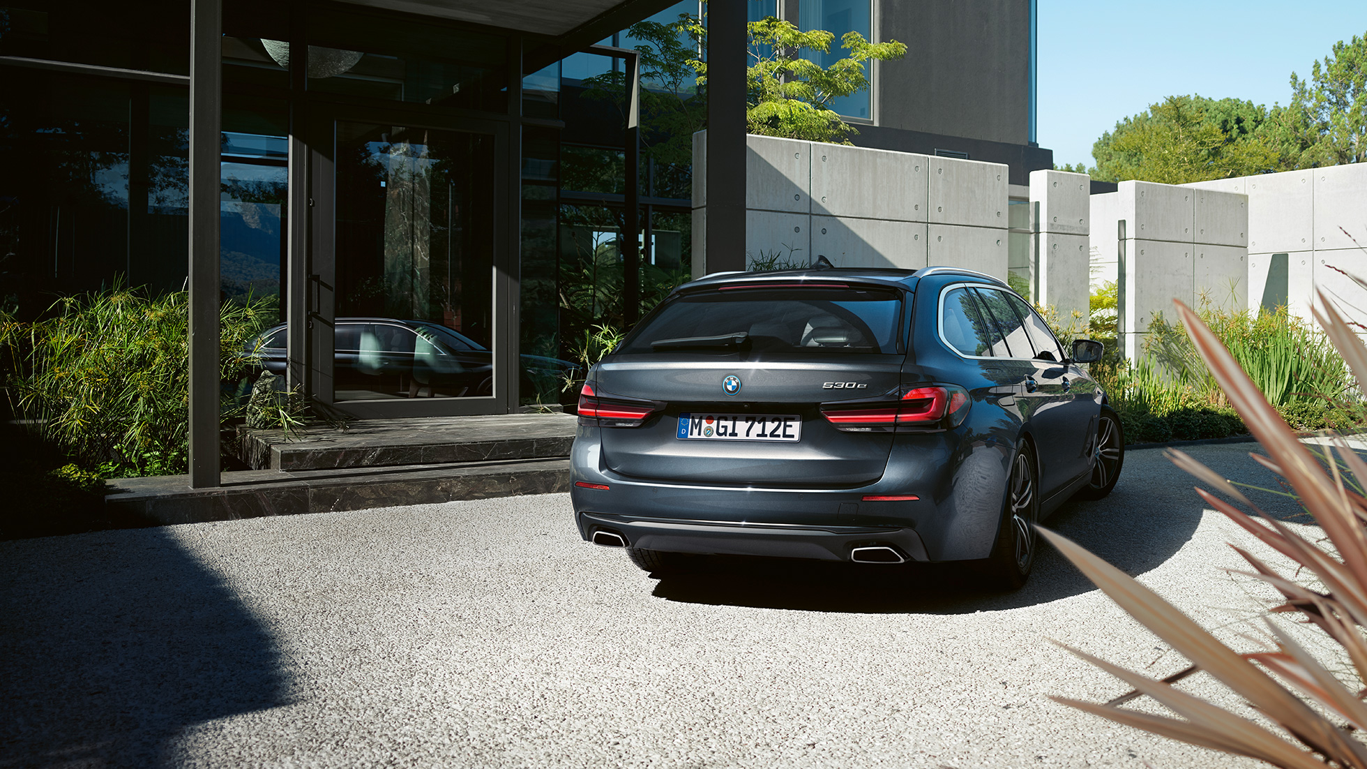 Takahelma ja vapaamuotoiset pakoputken päät BMW 5-sarjan Touring G31 Takahelma ja vapaamuotoiset pakoputken päät BMW 5-sarjan Touring G31 Facelift 2020 Sophisto Grey lähikuva perästä