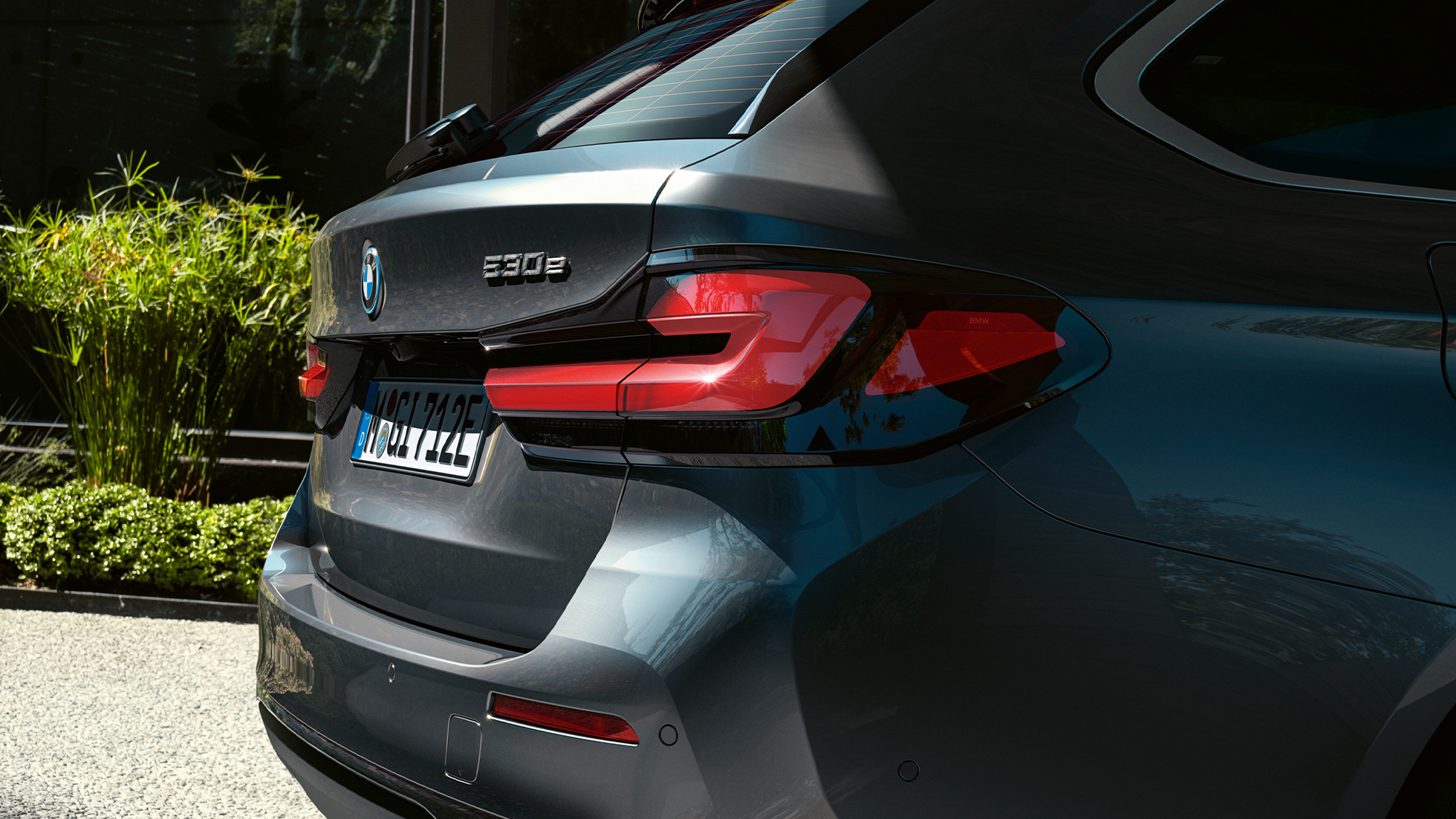 Takavalot 3D-muodossa BMW 5-sarjan Touring G31 Takavalot 3D-muodossa BMW 5-sarjan Touring G31 Facelift 2020 Sophisto Grey lähikuva perästä