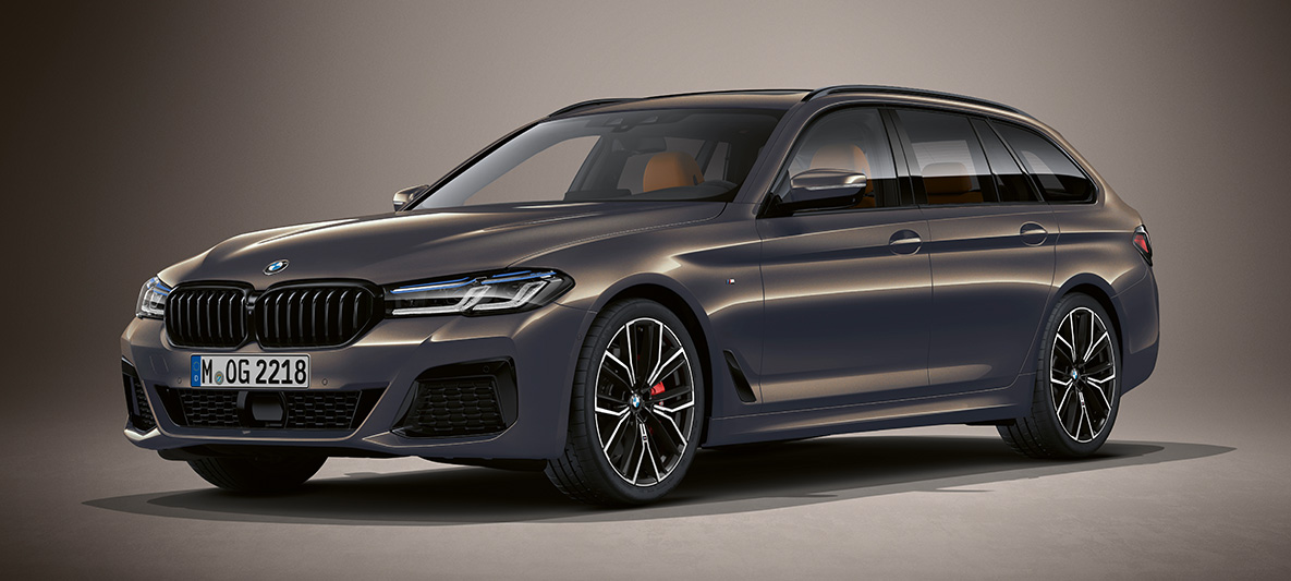 Individual ulkoväri BMW 5-sarjan Touring G31 BMW 5-sarjan Touring Individual G31 Facelift 2020 kolmen neljäsosan näkymä pysähtyneen auton etuosasta