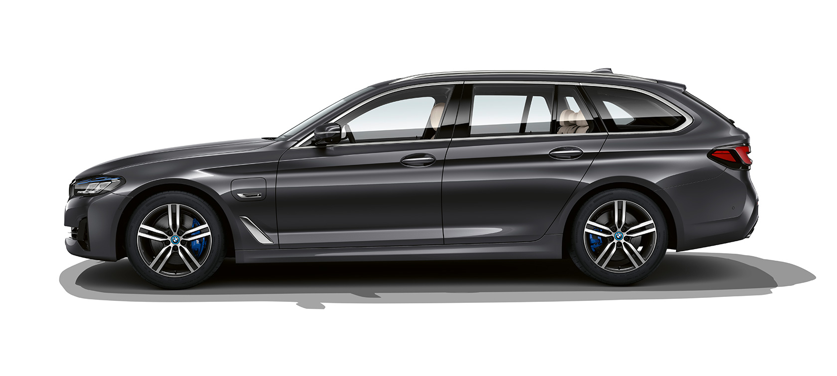 BMW 5-sarjan Touring G31 pysähtyneenä BMW 5-sarjan Touring G31 Facelift 2020 sivunäkymä pysähtyneenä
