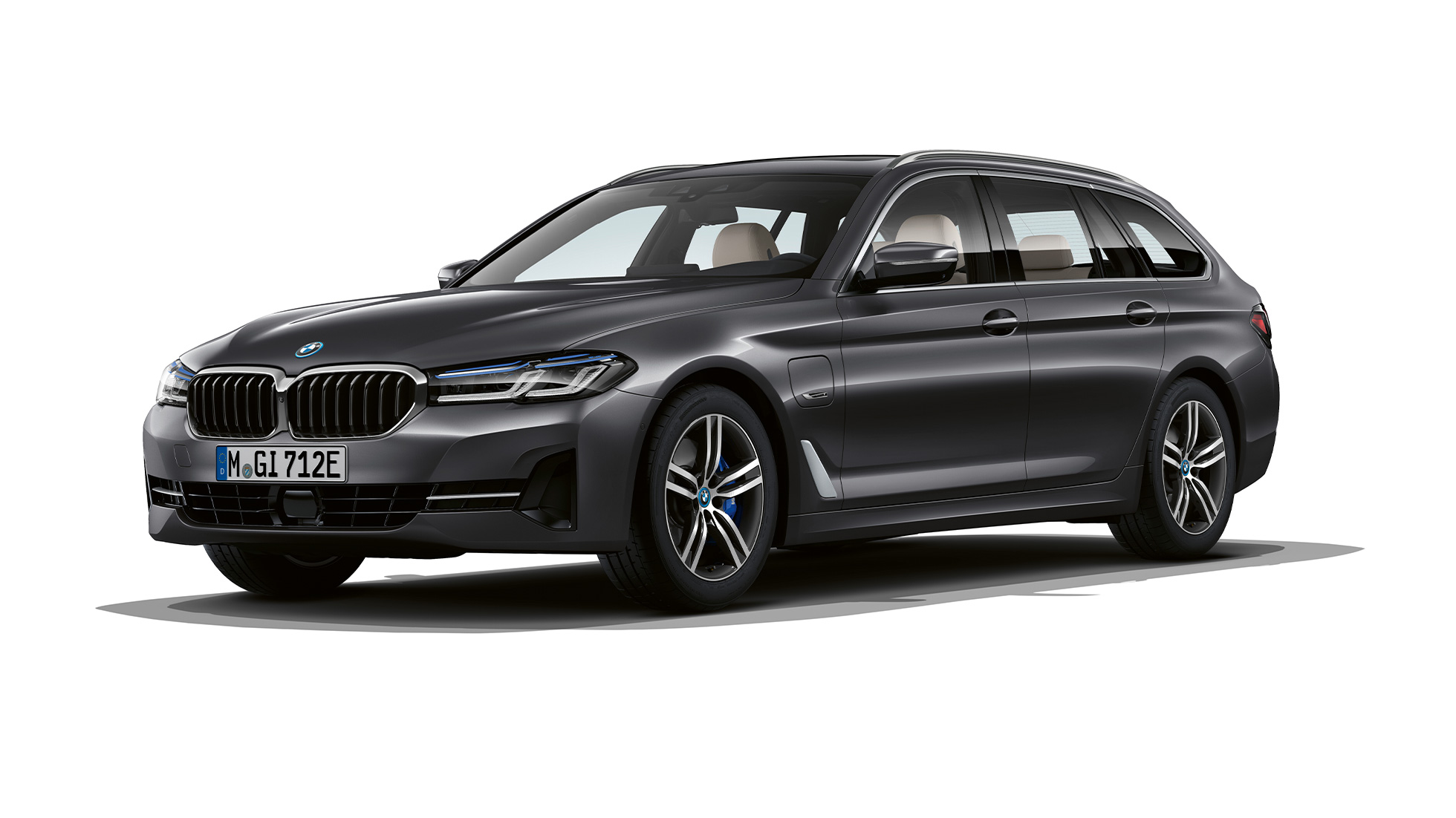 BMW 5-sarjan Touring 530i G31 perusvarustelu etuosa BMW 5-sarjan Touring 530i G31 2020 perusvarustelu värissä Sophisto Grey, kolmen neljäsosan näkymä etuosasta
