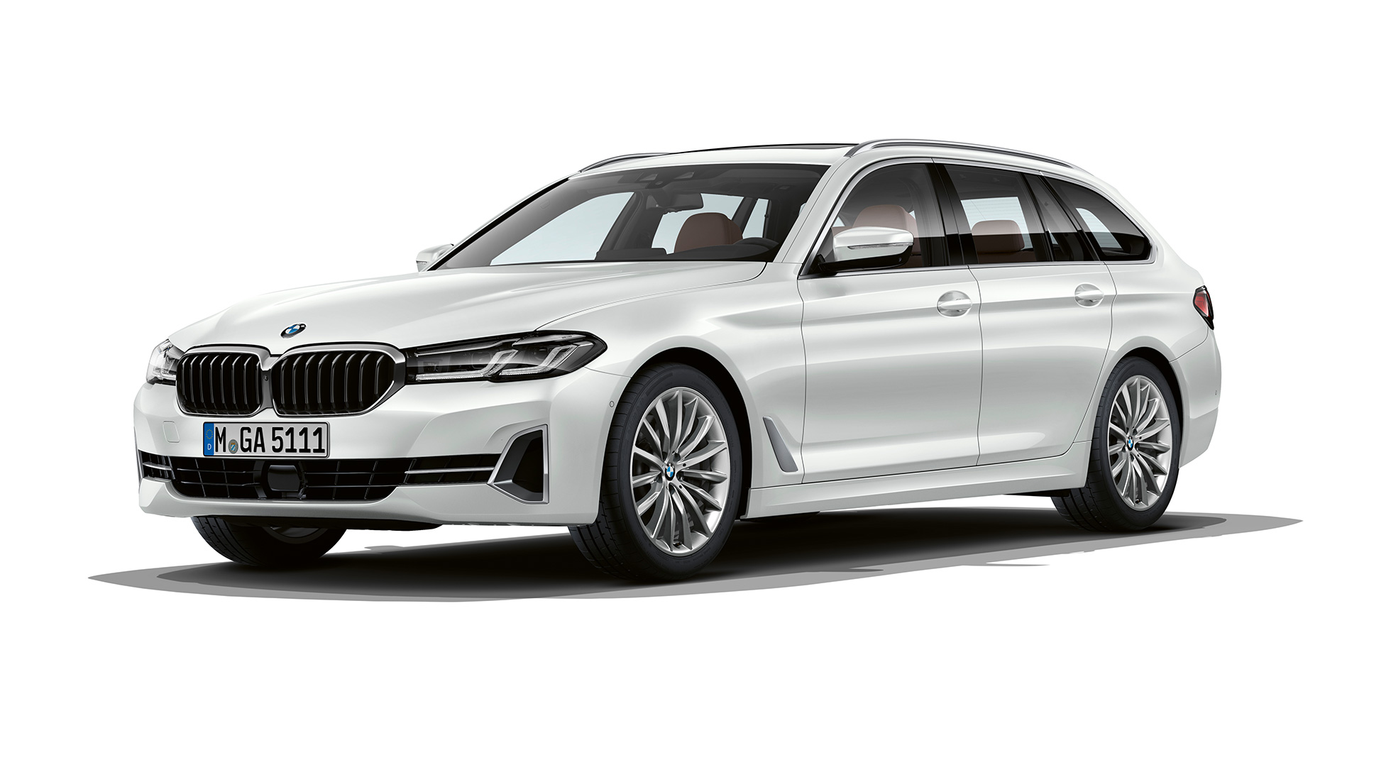 BMW 5-sarjan Touring G31 Business Luxury etuosa BMW 5-sarjan Touring 530i G31 2020 Business Luxury Mineral White kolmen neljäsosan näkymä etuosasta