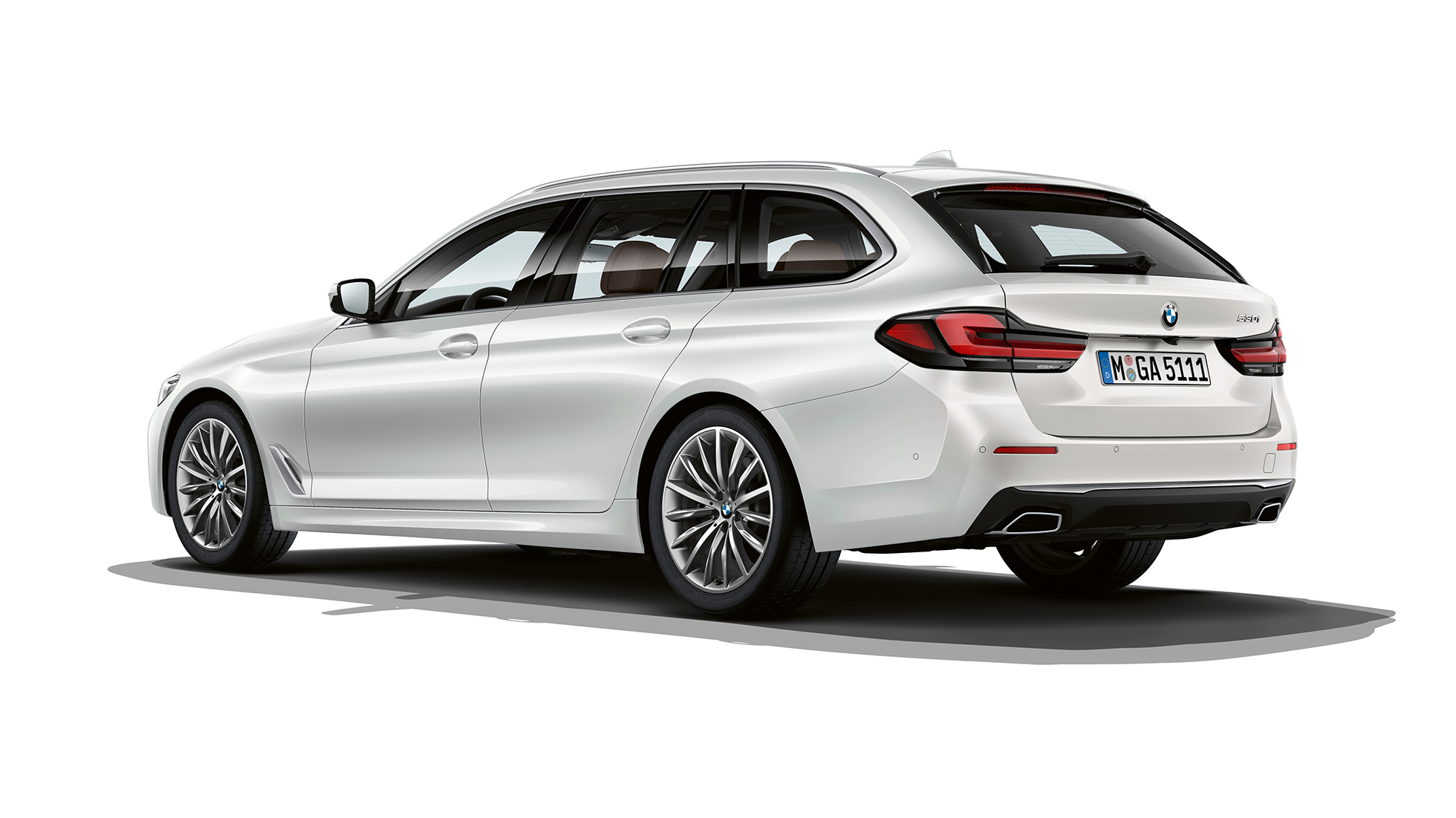 BMW 5-sarjan Touring G31 Business Luxury perä BMW 5-sarjan Touring 530i G31 2020 Business Luxury Mineral White kolmen neljäsosan näkymä takaosasta