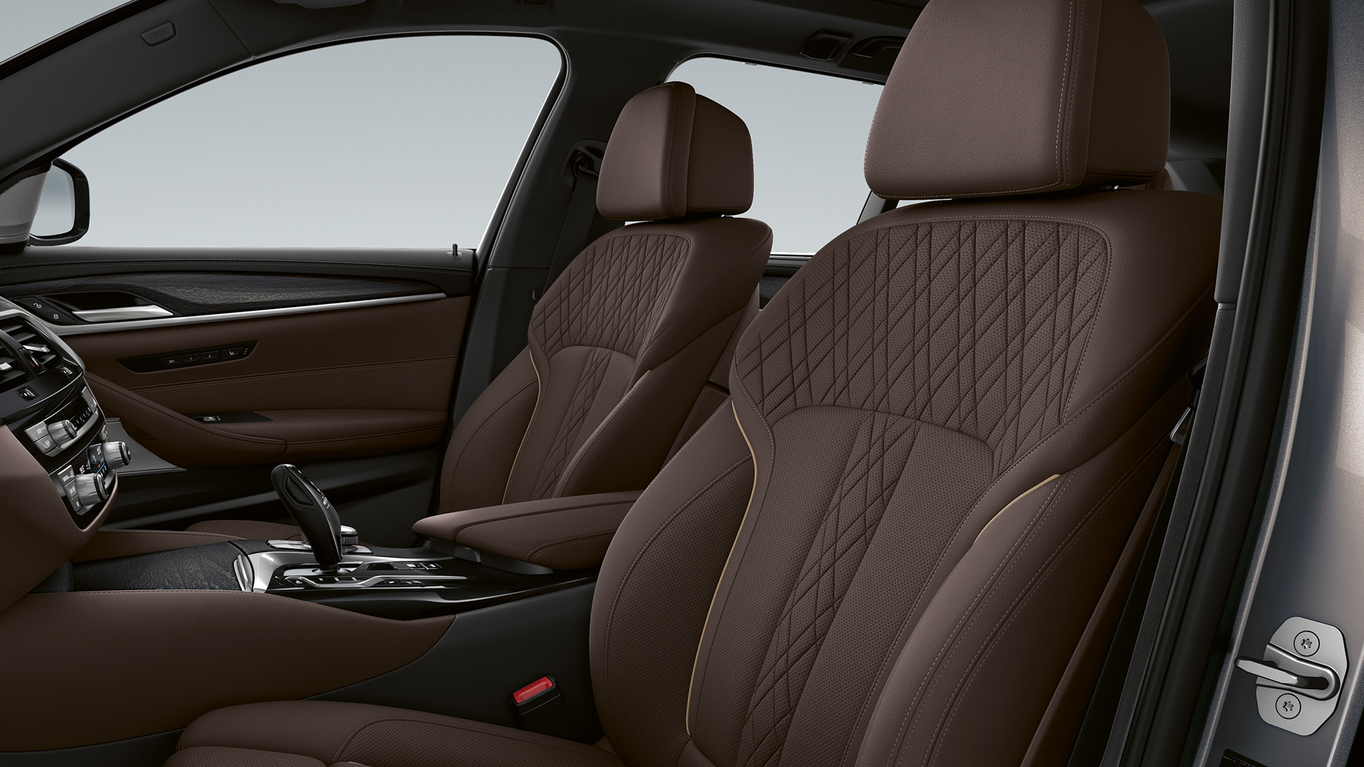 Verhoilu BMW 5-sarjan Touring G31 Business Luxury Verhoilu Exclusive-nappanahka Mocca Exclusive-saumoin ja kontrastikoristeompeleet, BMW 5-sarjan Touring 530i G31 2020 Business Luxury, sisätila