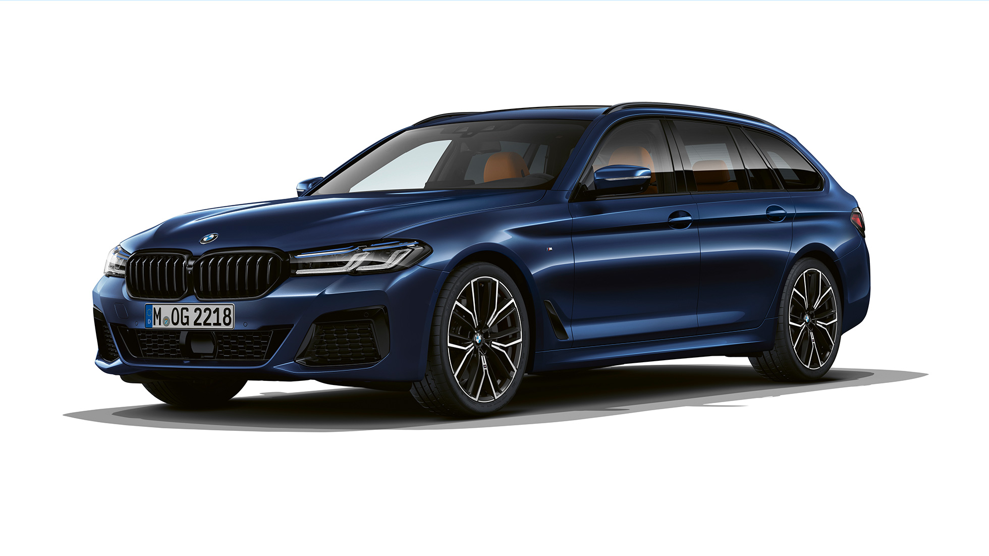 BMW 5-sarjan Touring G31 M Sport -paketti etuosa BMW 5-sarjan Touring 530e G31 2020, M Sport -paketti, metalliväri Tanzanite Blue II, kolmen neljäsosan näkymä etuosasta