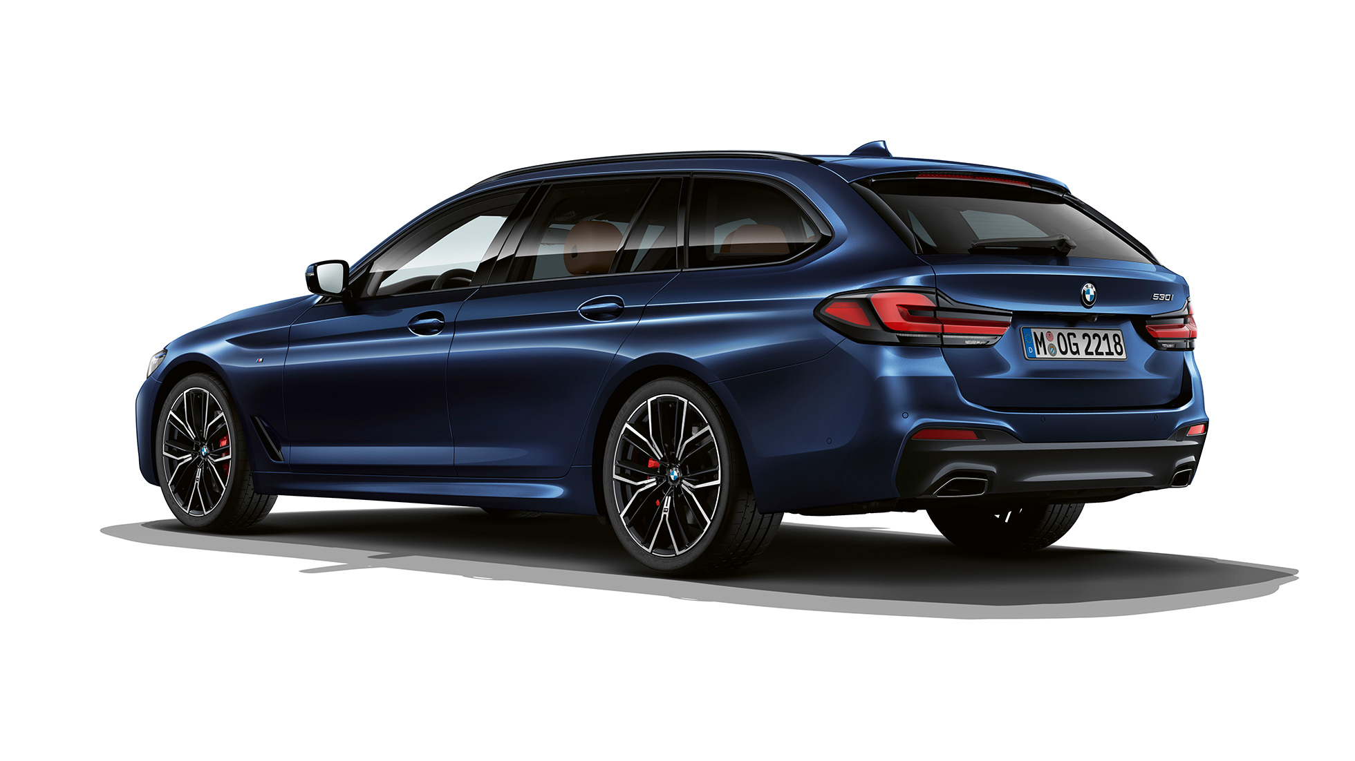 BMW 5-sarjan Touring G31 M Sport -paketti takaosa BMW 5-sarjan Touring 530e G31 2020, M Sport -paketti, metalliväri Tanzanite Blue II, kolmen neljäsosan näkymä takaosasta