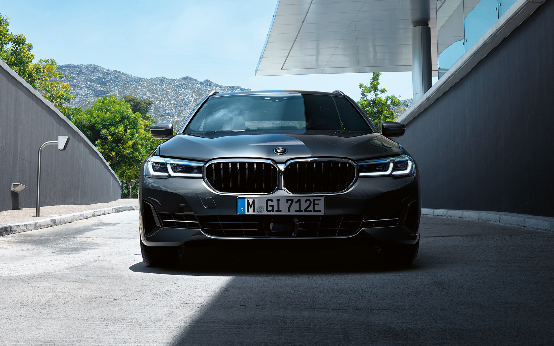 BMW-jäähdyttimensäleikkö ja etupuskurin kuori, BMW 5-sarjan Touring G31 LCI BMW-jäähdyttimensäleikkö ja etupuskurin kuori, BMW 5-sarjan Touring G31 Facelift 2020 Sophisto Grey, keula