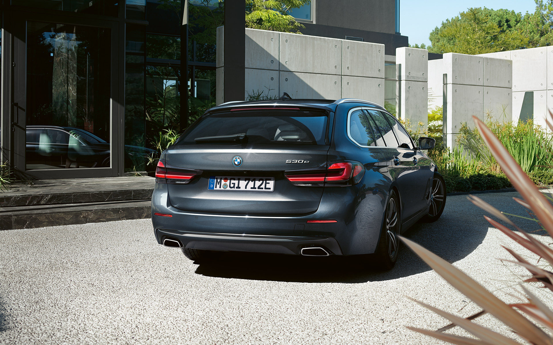 Takahelma ja vapaamuotoiset pakoputken pääteputket, BMW 5-sarjan Touring G31 LCI Takahelma ja vapaamuotoiset pakoputken pääteputket, BMW 5-sarjan Touring G31 Facelift 2020 Sophisto Grey, perä