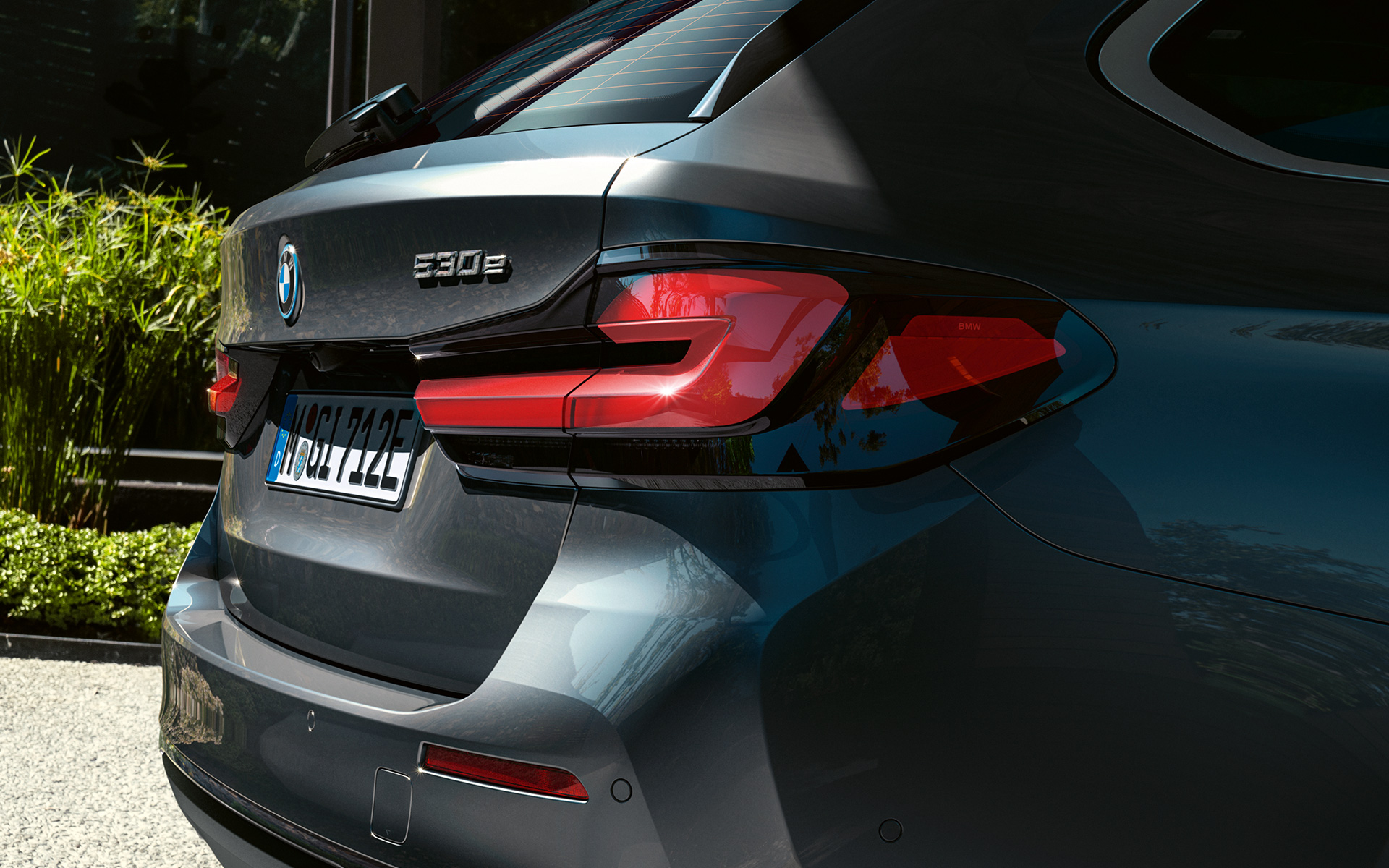 Takavalot 3D-muodossa, BMW 5-sarjan Touring G31 LCI Takavalot 3D-muodossa BMW 5-sarjan Touring G31 Facelift 2020 Sophisto Grey lähikuva perästä