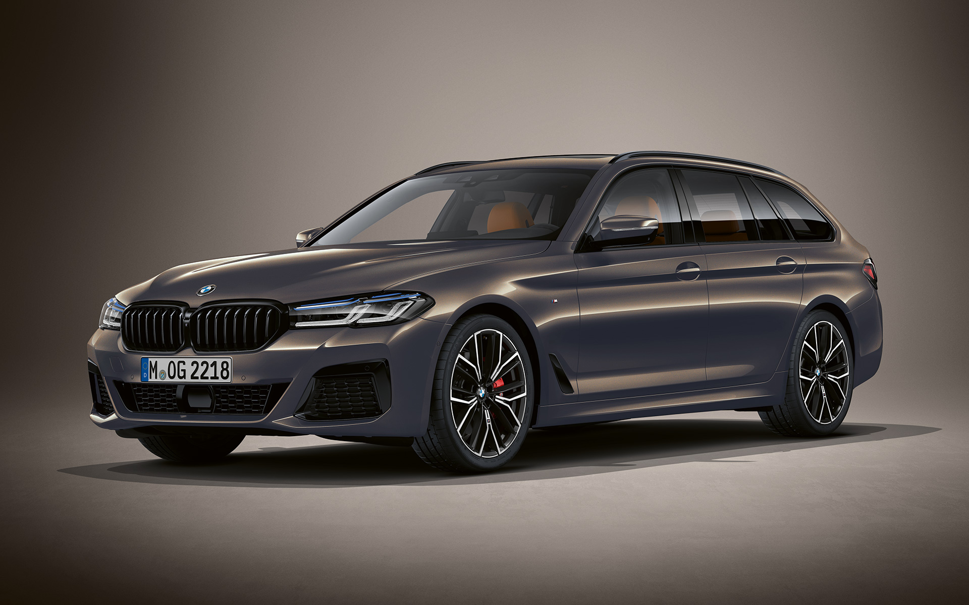 BMW 5-sarjan Touring G31 LCI, jossa BMW Individual -metalliväri Alvite Grey BMW 5-sarjan Touring Individual G31 Facelift 2020, kolmen neljäsosan näkymä pysähtyneen auton keulasta, autossa BMW Individual -metalliväri Alvite Grey