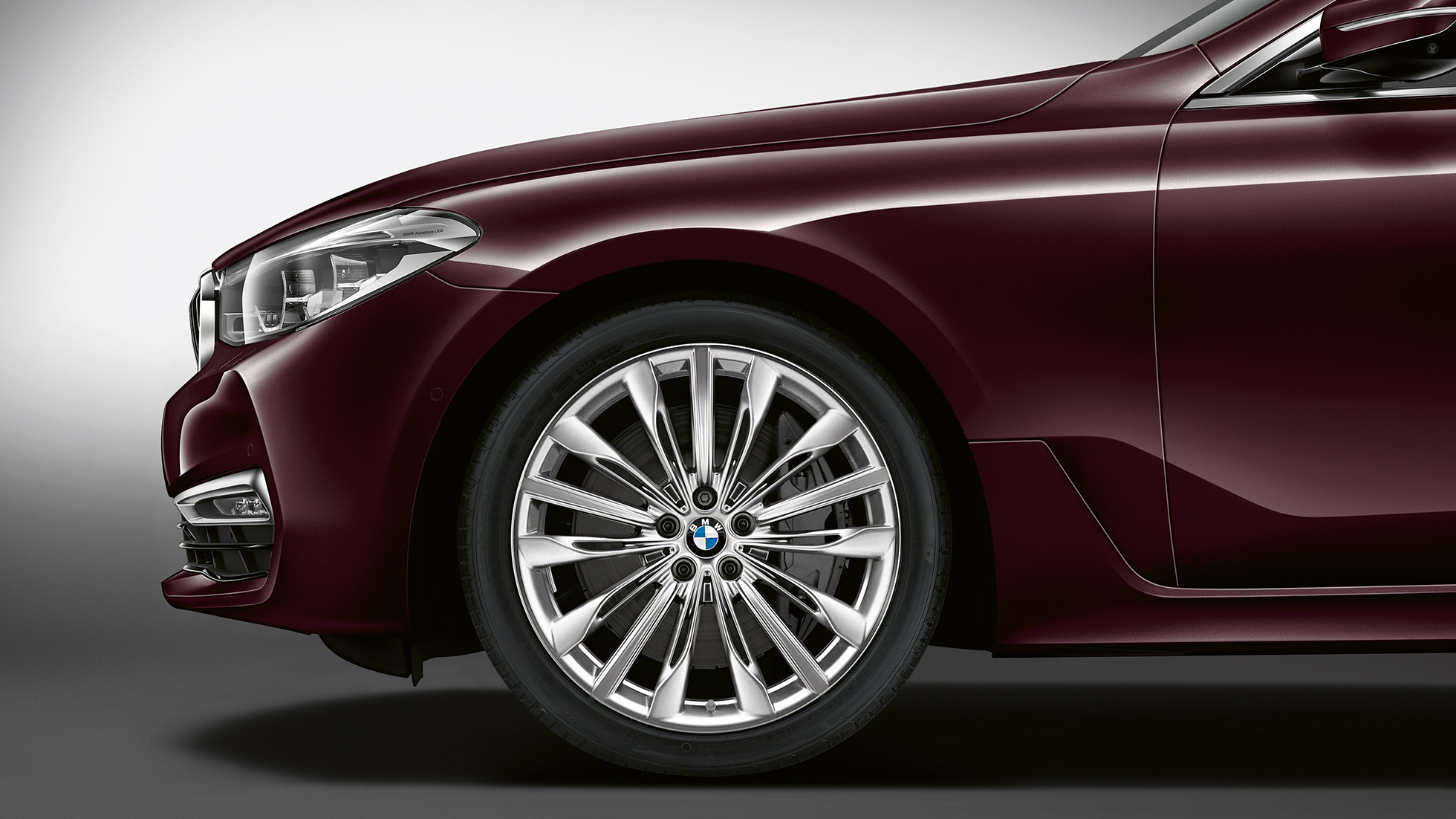 BMW 6-sarjan Gran Turismo G32, Business Luxury, takaosa, keula sivulta BMW 6-sarjan Gran Turismo G32 2017, Business Luxury, Royal Burgundy Red, keula sivulta ja kevytmetallivanteet Multi-spoke 644
