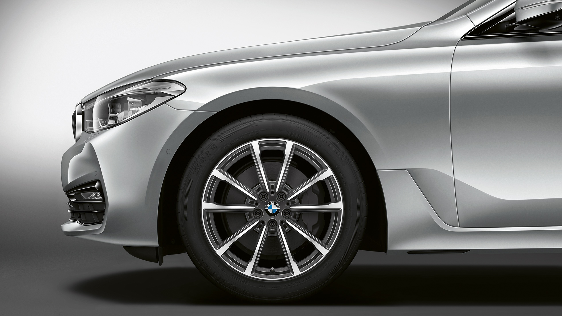 BMW 6-sarjan Gran Turismo G32, Sport Line, perä, keula sivulta BMW 6-sarjan Gran Turismo G32 2017, Sport Line, metalliväri Glacier Silver, keula sivulta ja kevytmetallivanteet V-spoke 685