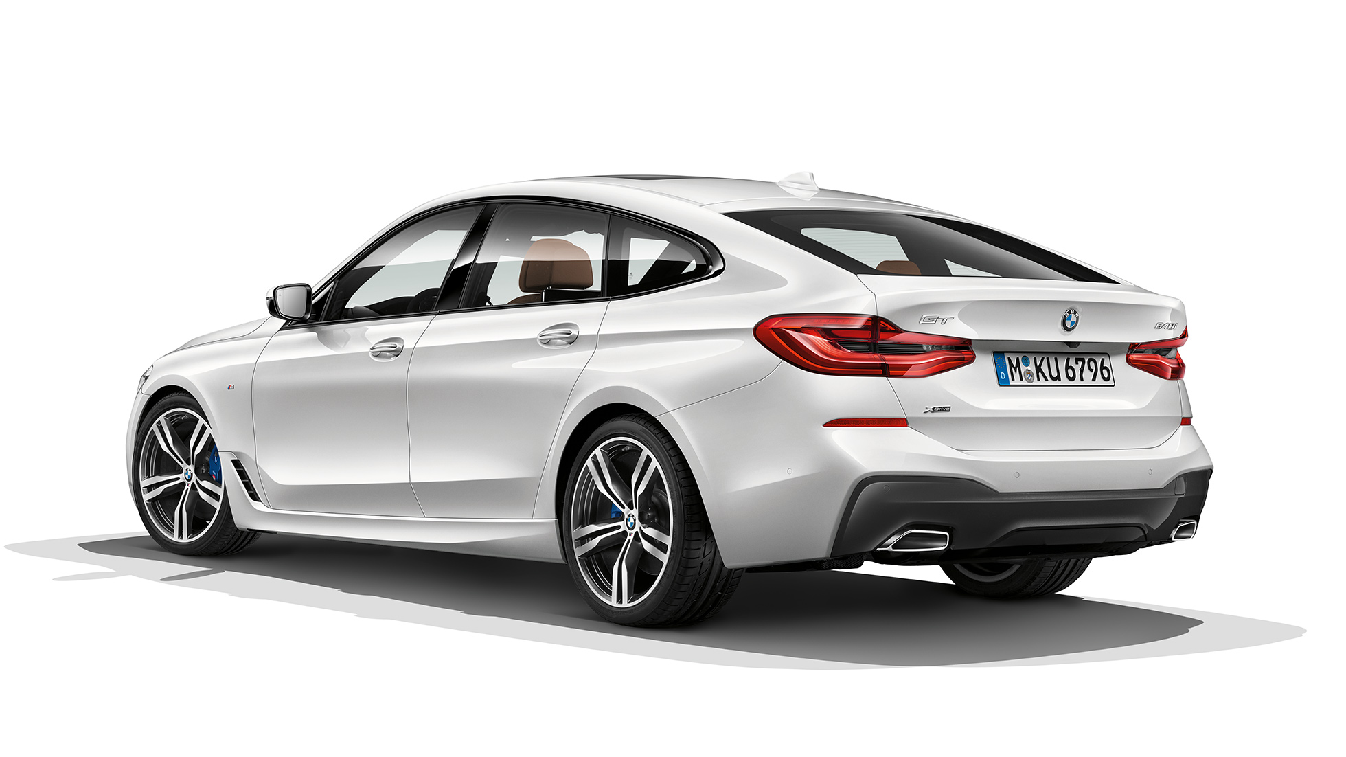 BMW 3-sarjan Gran Turismo G32, M Sport -paketti, kolmen neljäsosan näkymä perästä BMW 6-sarjan Gran Turismo G32 2017, M Sport -paketti, metalliväri Mineral White, kolmen neljäsosan näkymä perästä