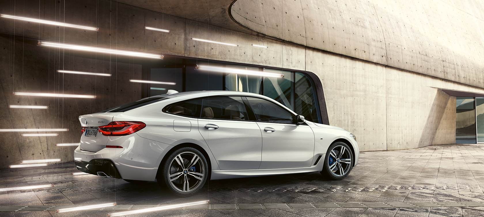 BMW 3-sarjan Gran Turismo G32, kolmen neljäsosan näkymä takaosasta BMW 6-sarjan Gran Turismo G32 2017 metalliväri Mineral White, kolmen neljäsosan näkymä takaosasta
