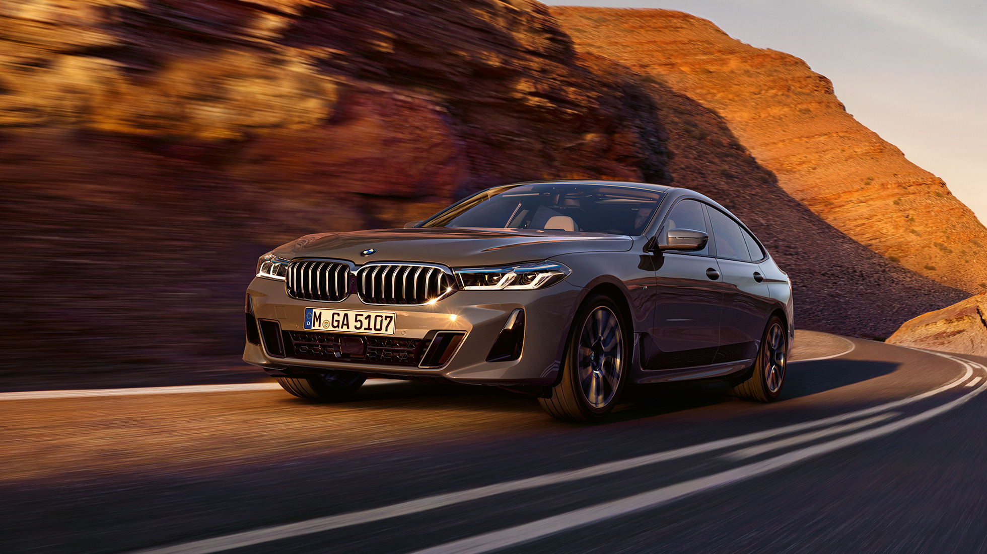 BMW 6-sarjan Gran Turismo G32 2020 BMW 6-sarjan Gran Turismo 640i xDrive G32 2020 Bernina Grey kolmen neljäsosan näkymä autosta ajamassa maisematiellä