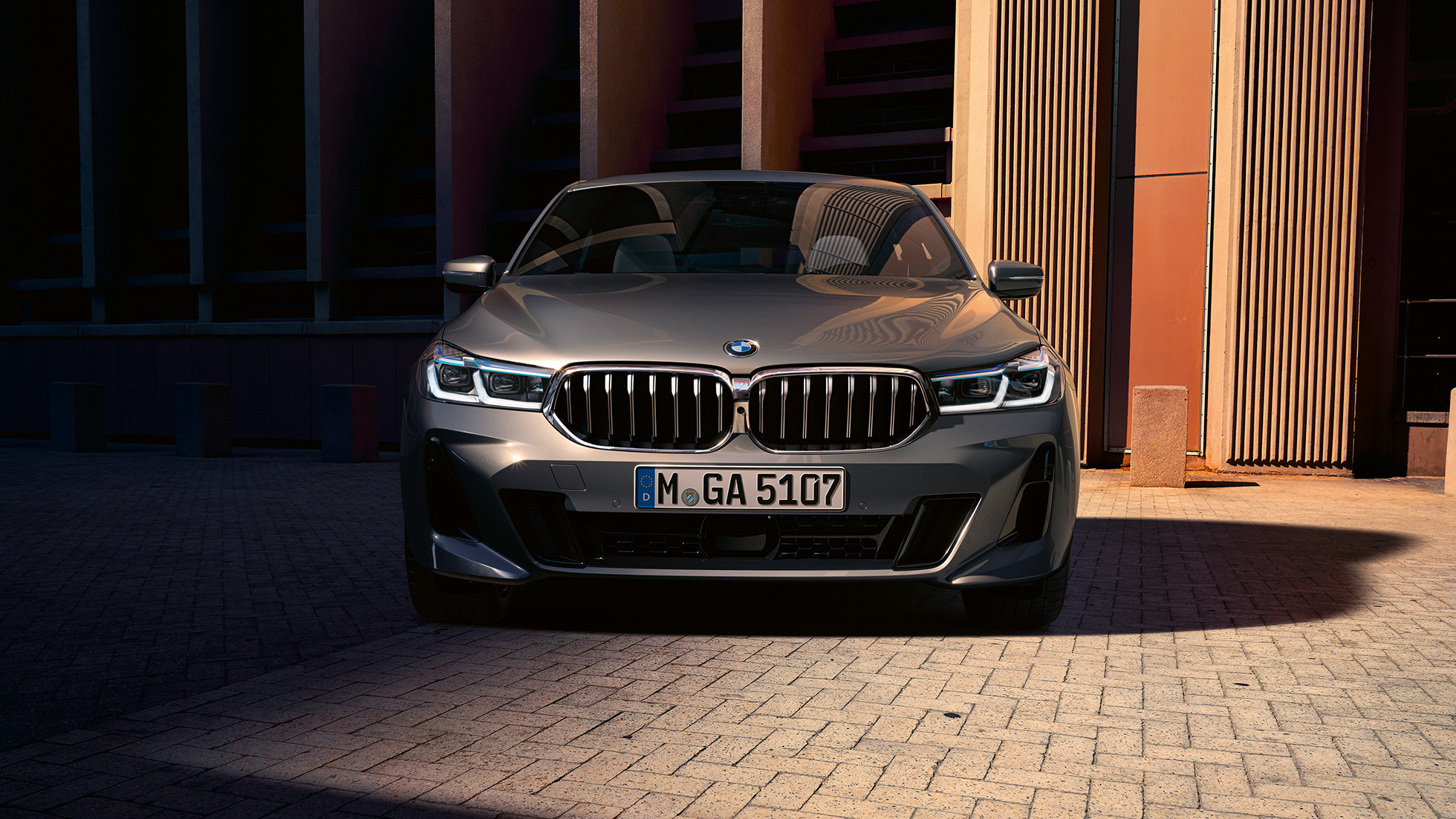 Etuosa BMW 6-sarjan Gran Turismo G32 2020 Etuosan muotoilu BMW 6-sarjan Gran Turismo 640i xDrive G32 2020 Bernina Grey perspektiivi edestä