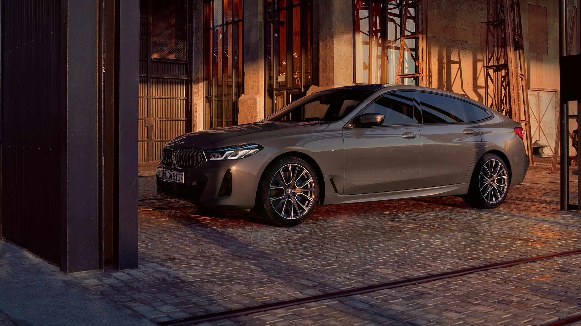Siluetti BMW 6-sarjan Gran Turismo G32 2020 BMW 6-sarjan Gran Turismo 640i xDrive G32 2020 Bernina Grey sivuperspektiivi