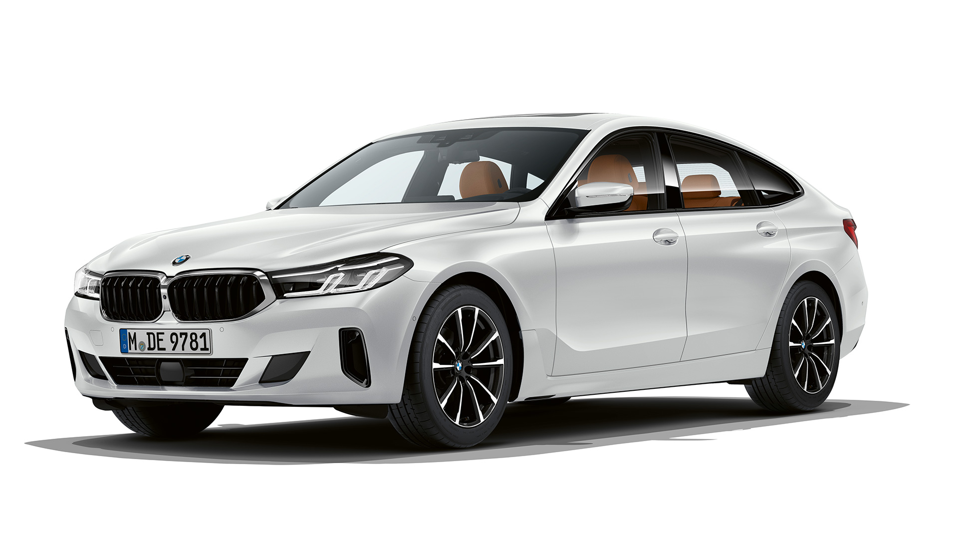 BMW 6-sarjan Gran Turismo perusvarustelu G32 2020 BMW 6-sarjan Gran Turismo G32 620d 2020 perusvarustelu metalliväri Mineral White, kolmen neljäsosan näkymä keulasta