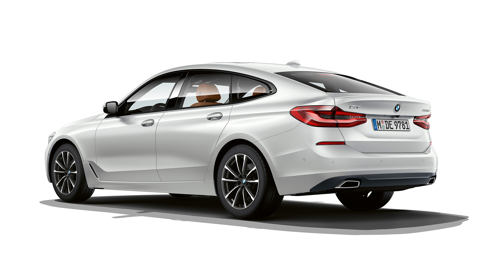 Perä BMW 6-sarjan Gran Turismo perusvarustelu G32 2020 BMW 6-sarjan Gran Turismo G32 620d 2020 perusvarustelu metalliväri Mineral White, kolmen neljäsosan näkymä perästä