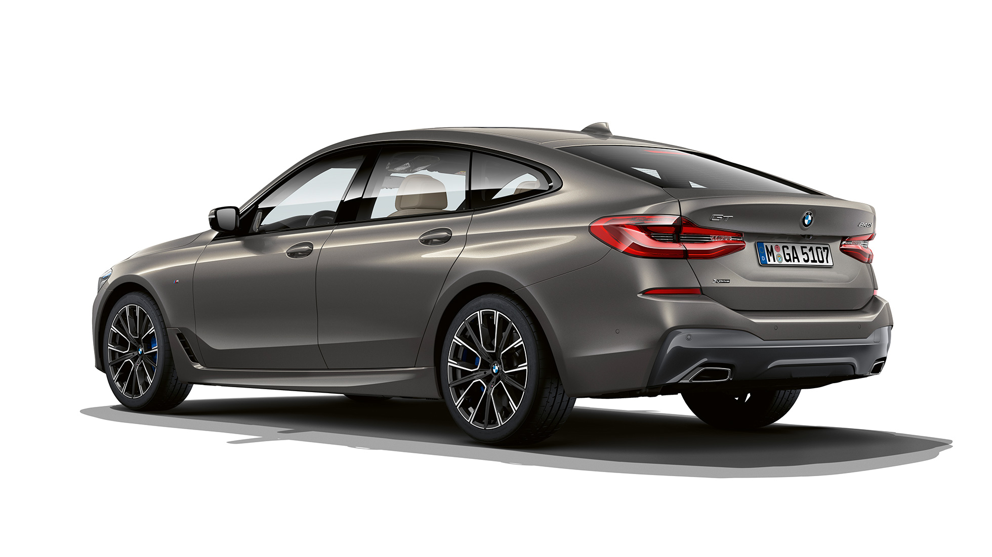 Takaosa BMW 6-sarjan Gran Turismo M Sport -paketti G32 2020 BMW 6-sarjan Gran Turismo G32 640i xDrive 2020 M Sport -paketti Bernina Grey helmiäishohde kolmen neljäsosan näkymä perästä