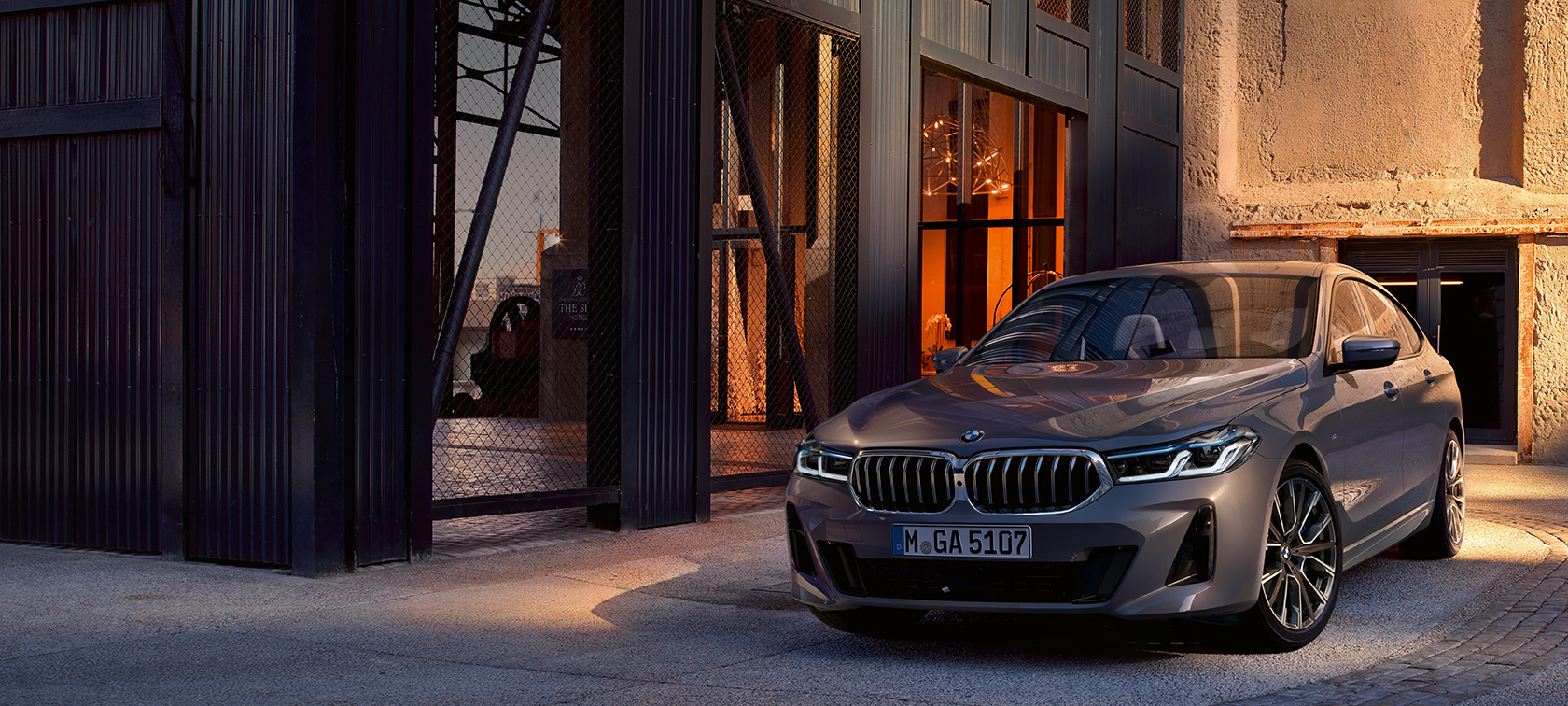 BMW 6-sarjan Gran Turismo G32 2020 BMW 6-sarjan Gran Turismo 640i xDrive G32 2020 Bernina Grey kolmen neljäsosan näkymä etuosasta auto pysäköitynä halliin
