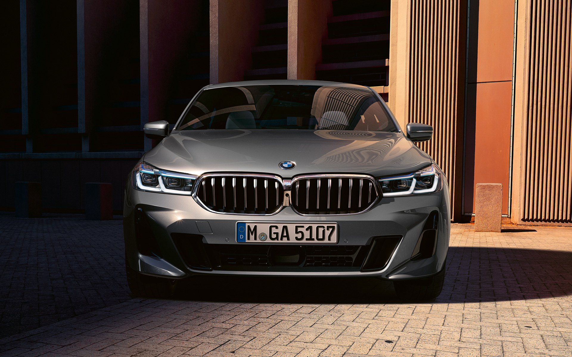 Etuosa BMW 6-sarjan Gran Turismo G32 2020 Etuosan muotoilu BMW 6-sarjan Gran Turismo 640i xDrive G32 2020 Bernina Grey perspektiivi edestä