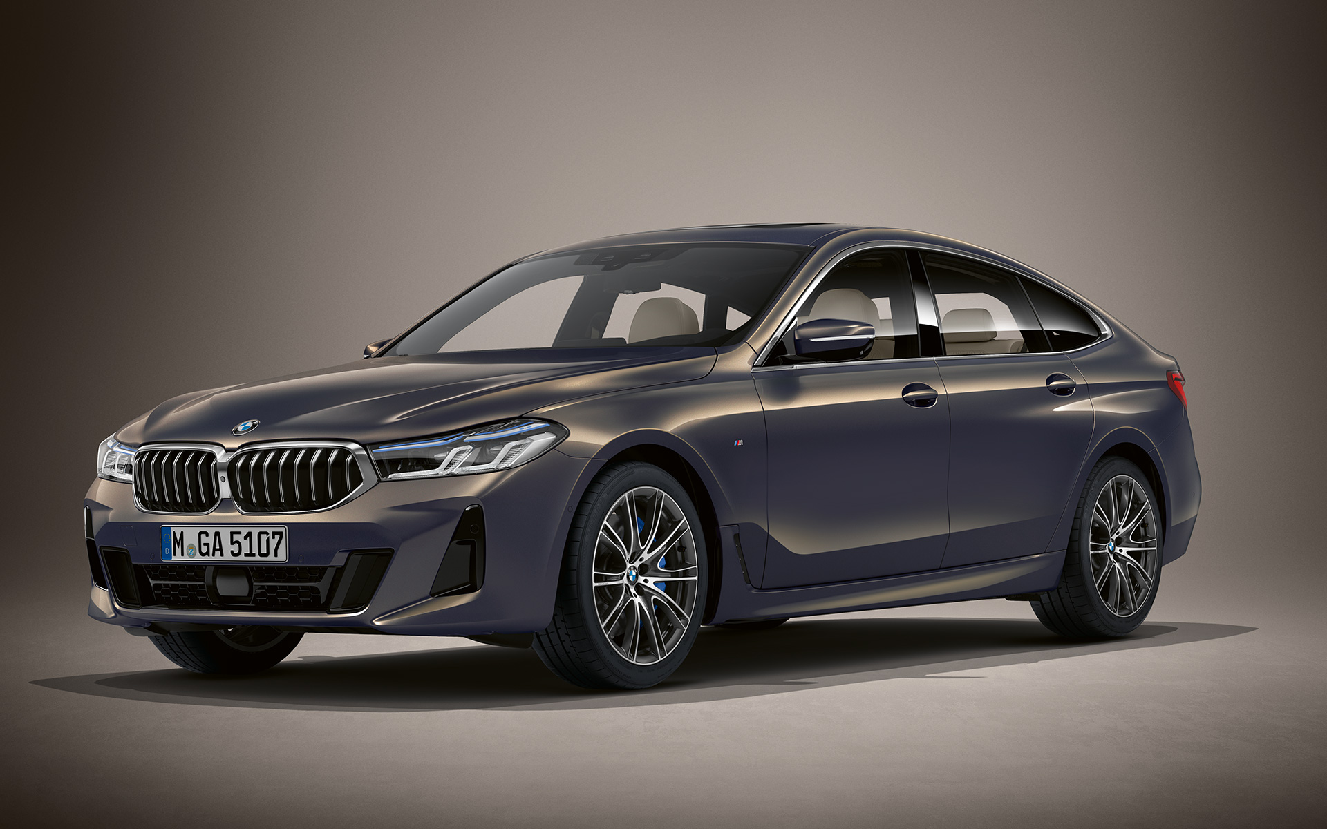 BMW Individual -ulkoväri metalliväri Alvite Grey BMW 6-sarjan Gran Turismo G32 2020 BMW Individual -ulkoväri metalliväri Alvite Grey BMW 6-sarjan Gran Turismo G30 2020 kolmen neljäsosan näkymä edestä pysähtyneenä