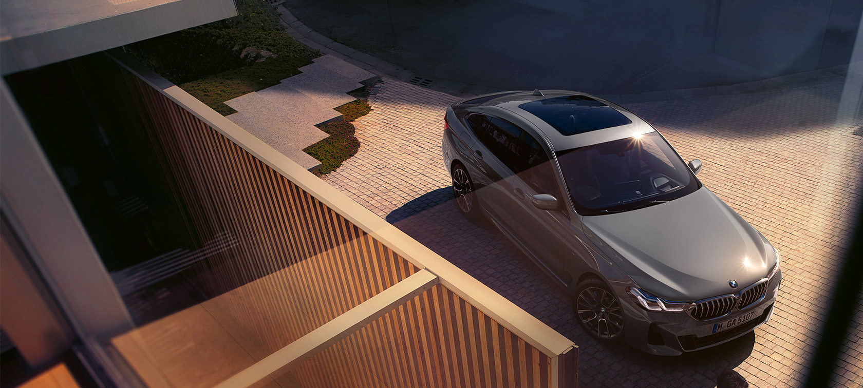 BMW 6-sarjan Gran Turismo 640i xDrive (G32), Bernina Grey BMW 6-sarjan Gran Turismo 640i xDrive (G32), Bernina Grey, kolmen neljäsosan näkymä keulasta yläviistosta rakennuksen edessä