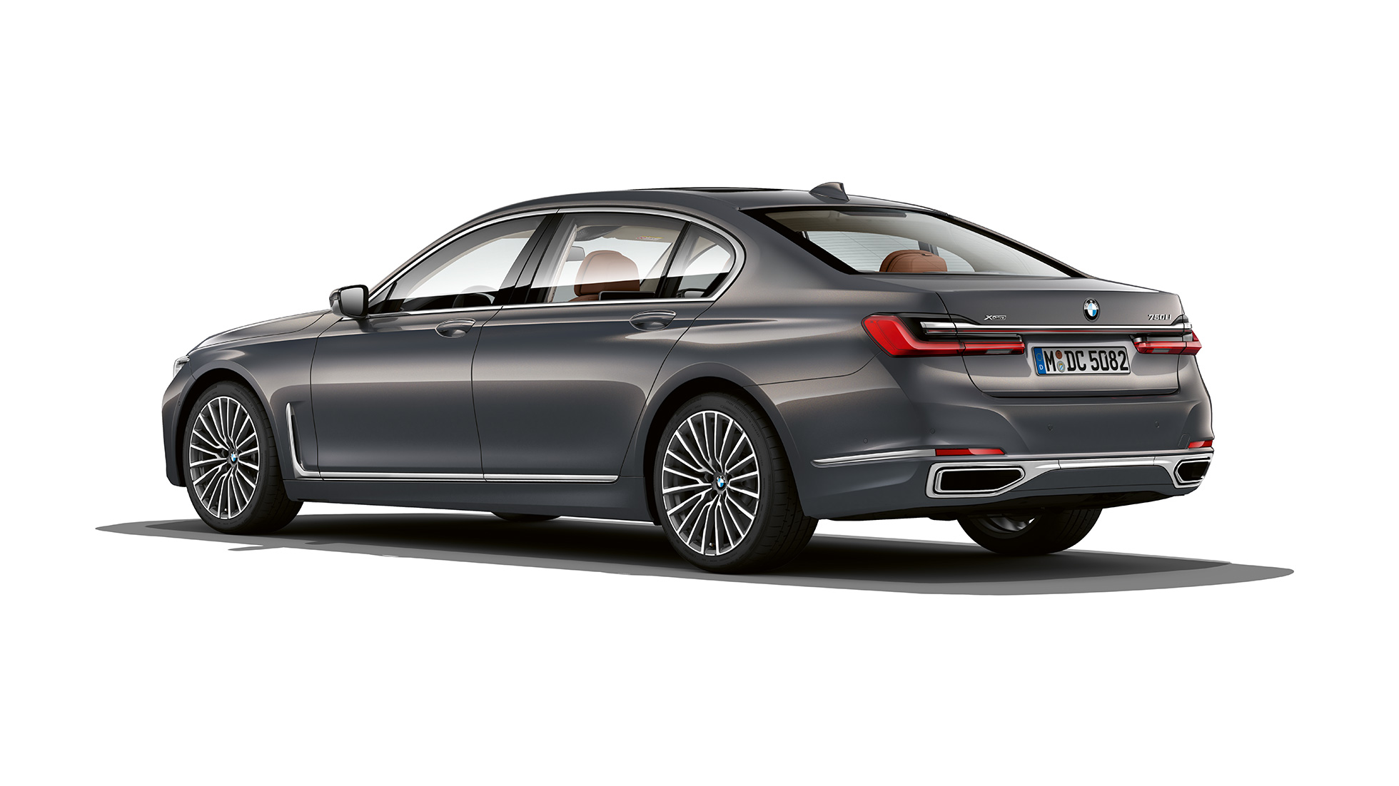 BMW 7-sarjan Sedan ja Pure Excellence -ulkovarustepaketti, kolme neljäsosan näkymä takaosasta Kolme neljäsosan näkymä harmaan BMW 7-sarjan Sedanin takaosasta, jossa Pure Excellence -ulkovarustepaketti