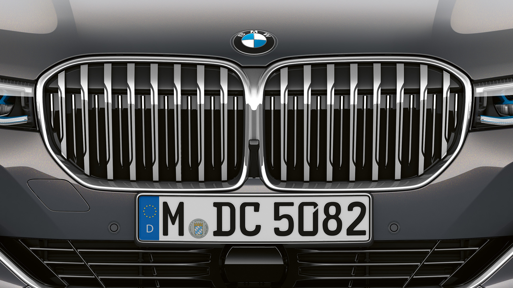 BMW 7-sarjan Sedan ja Pure Excellence -ulkovarustepaketti, valitsinvipu BMW 7-sarjan Sedan ja Pure Excellence -ulkovarustepaketti: Lähikuva jäähdyttimen BMW-säleiköstä