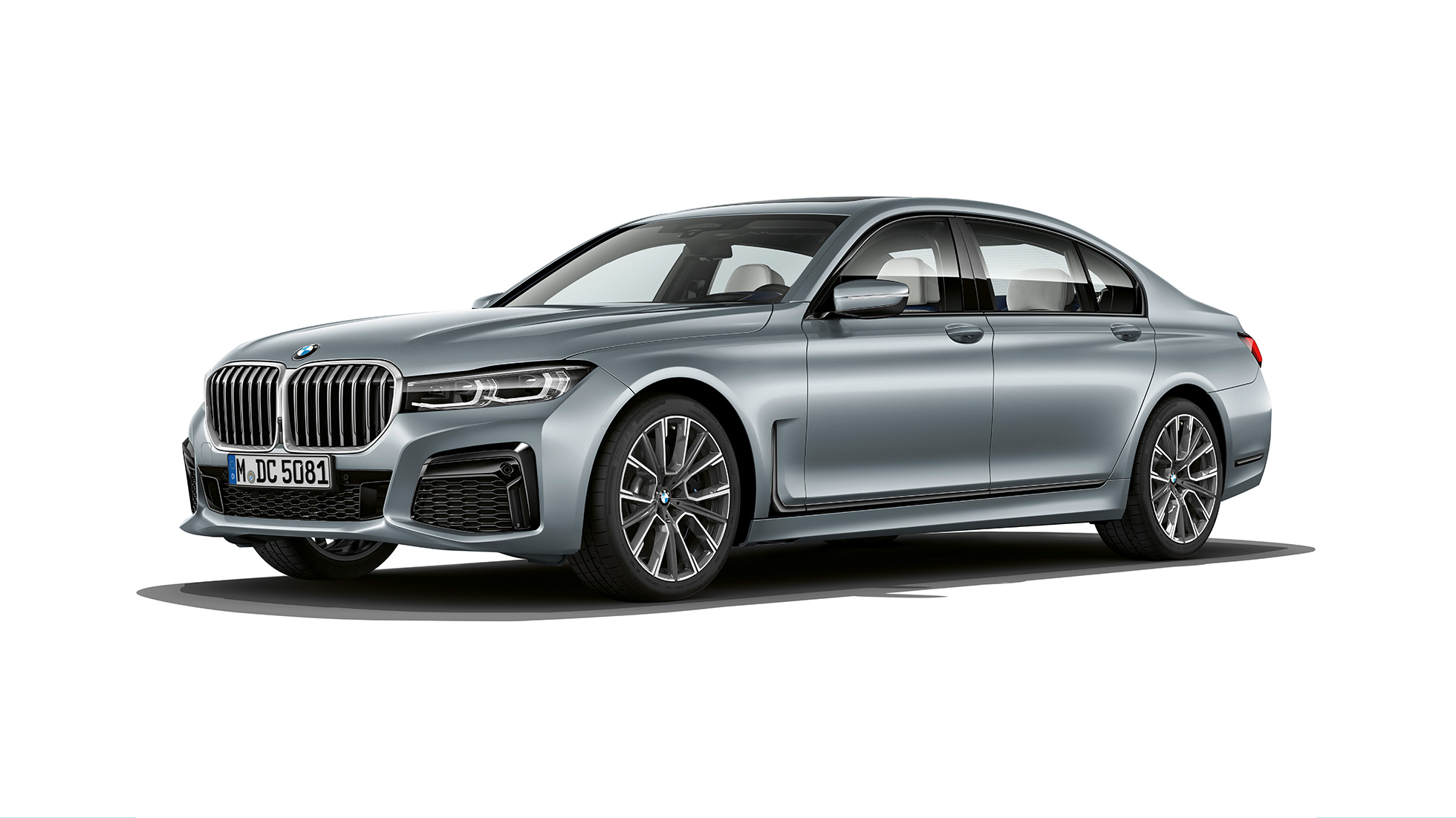 BMW 7-sarjan Sedan, M Sport -paketti, kolme neljäsosan näkymä etuosasta Kolme neljäsosan näkymä harmaan BMW 7-sarjan Sedanin etuosasta, jossa M Sport -paketti