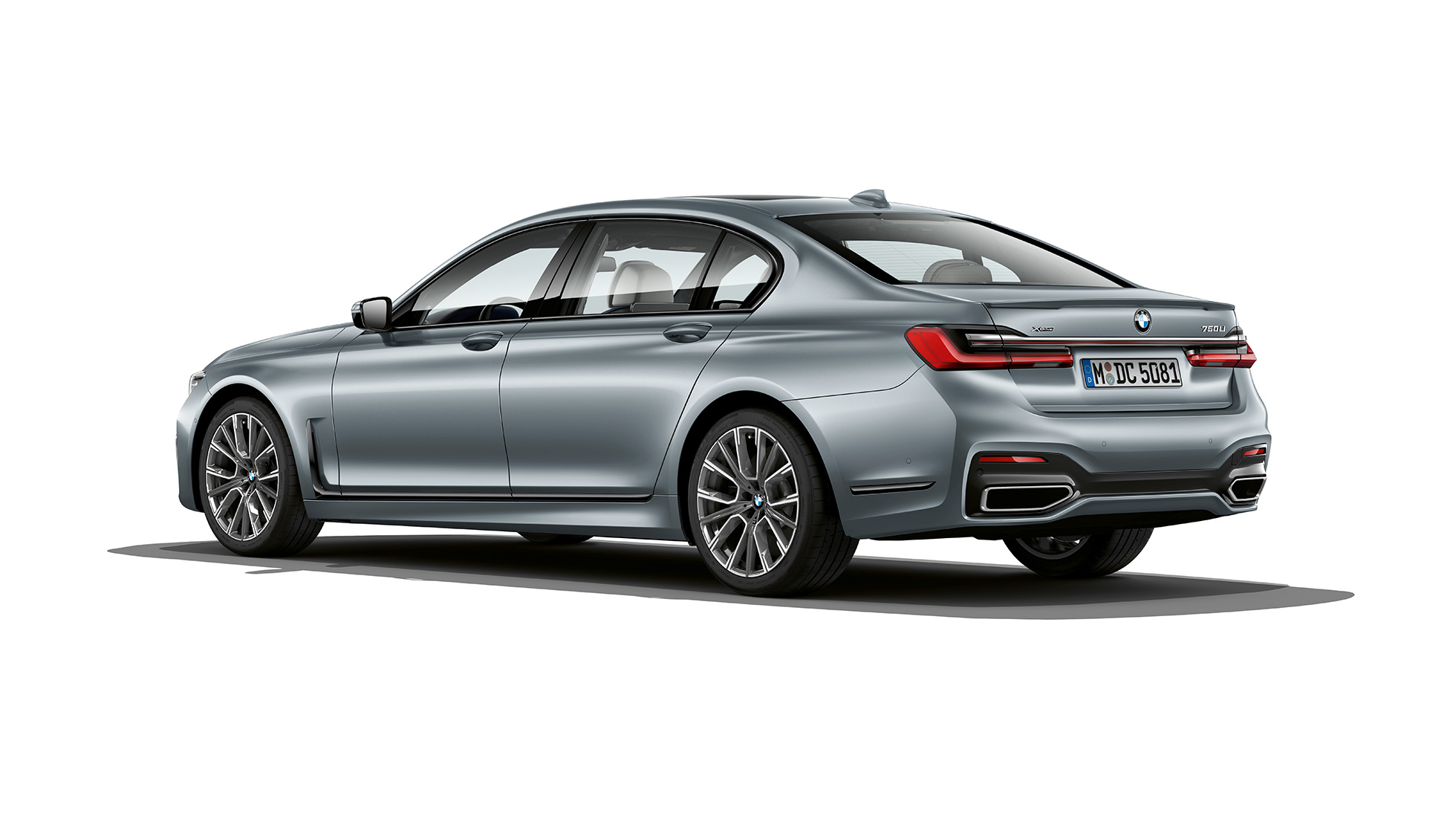 BMW 7-sarjan Sedanin M Sport -paketti, kolme neljäsosan näkymä takaosasta Kolme neljäsosan näkymä harmaan BMW 7-sarjan Sedanin takaosasta, jossa M Sport -paketti