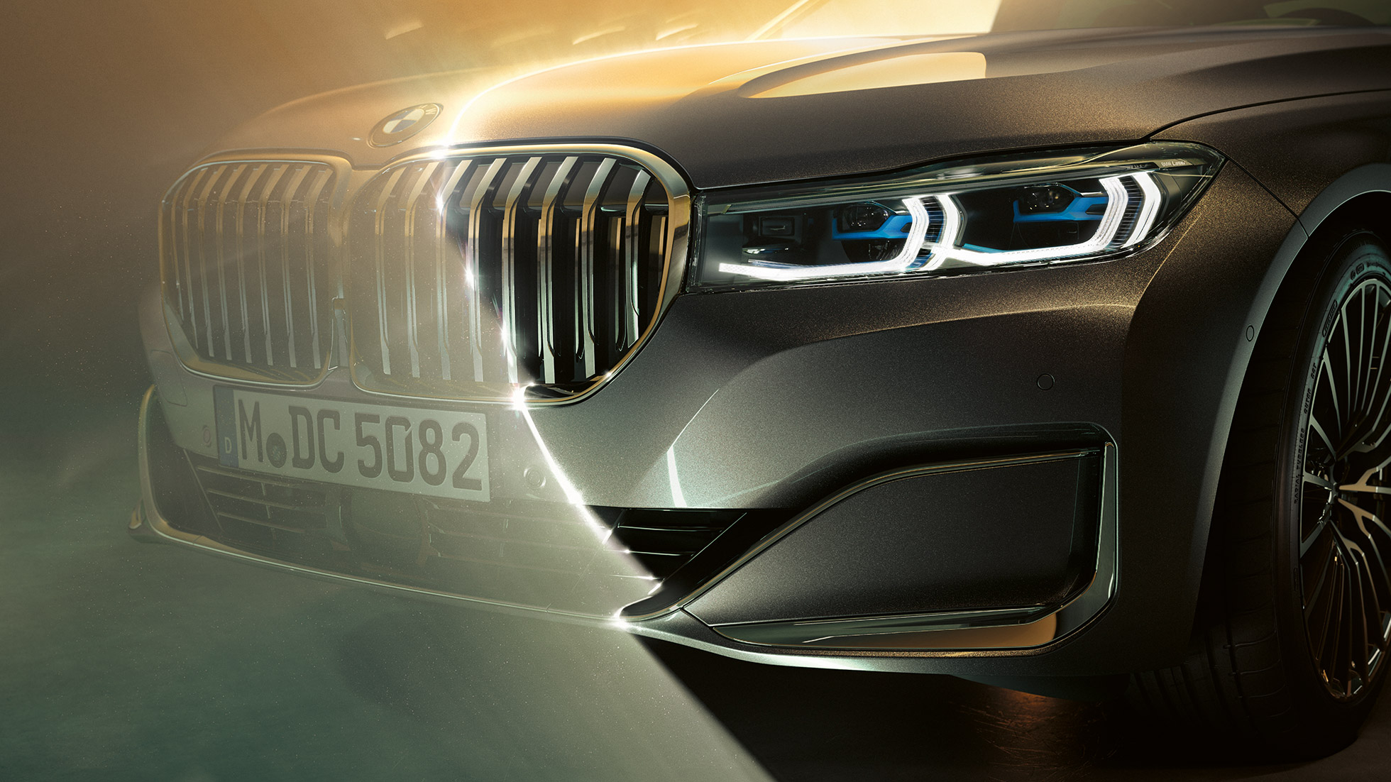 BMW 7-sarjan Sedan, jäähdyttimen säleikkö ja laserajovalo BMW 7-sarjan Sedan: Lähikuva etuosasta, jossa on iso jäähdyttimen säleikkö ja laserajovalo