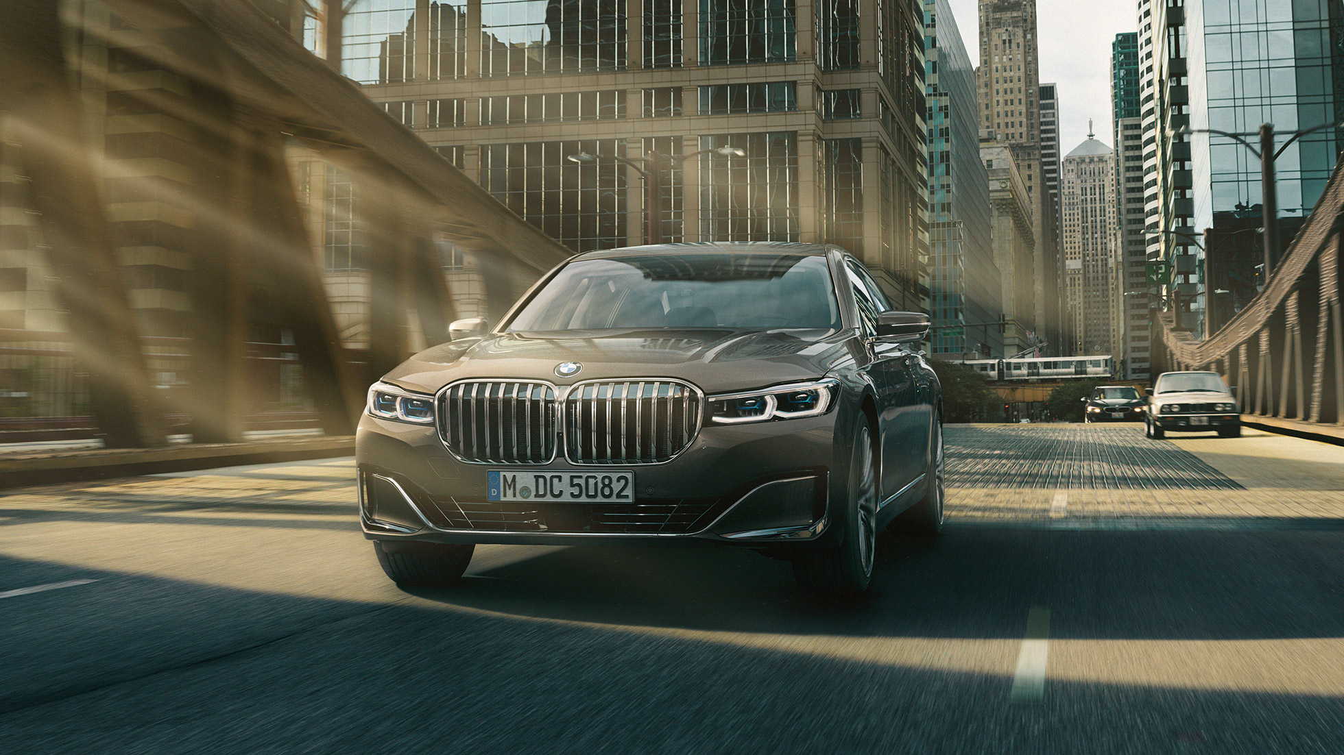 BMW 7-sarjan Sedanin kuljettajan avustinjärjestelmät Kuljettajan avustinjärjestelmät: BMW 7-sarjan Sedan ajaa kaupunkiympäristössä