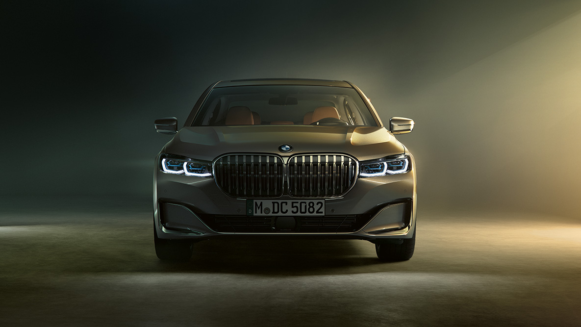 BMW 7-sarjan Sedanin etunäkymä BMW 7-sarjan Sedan: Etunäkymä himmennetyillä valoilla