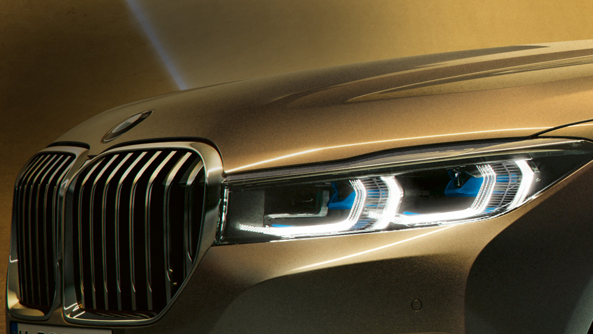 BMW 7-sarjan Sedanin laserajovalo BMW 7-sarjan Sedan: Lähikuva laserajovalosta, jossa on sini-valkoiset säteet