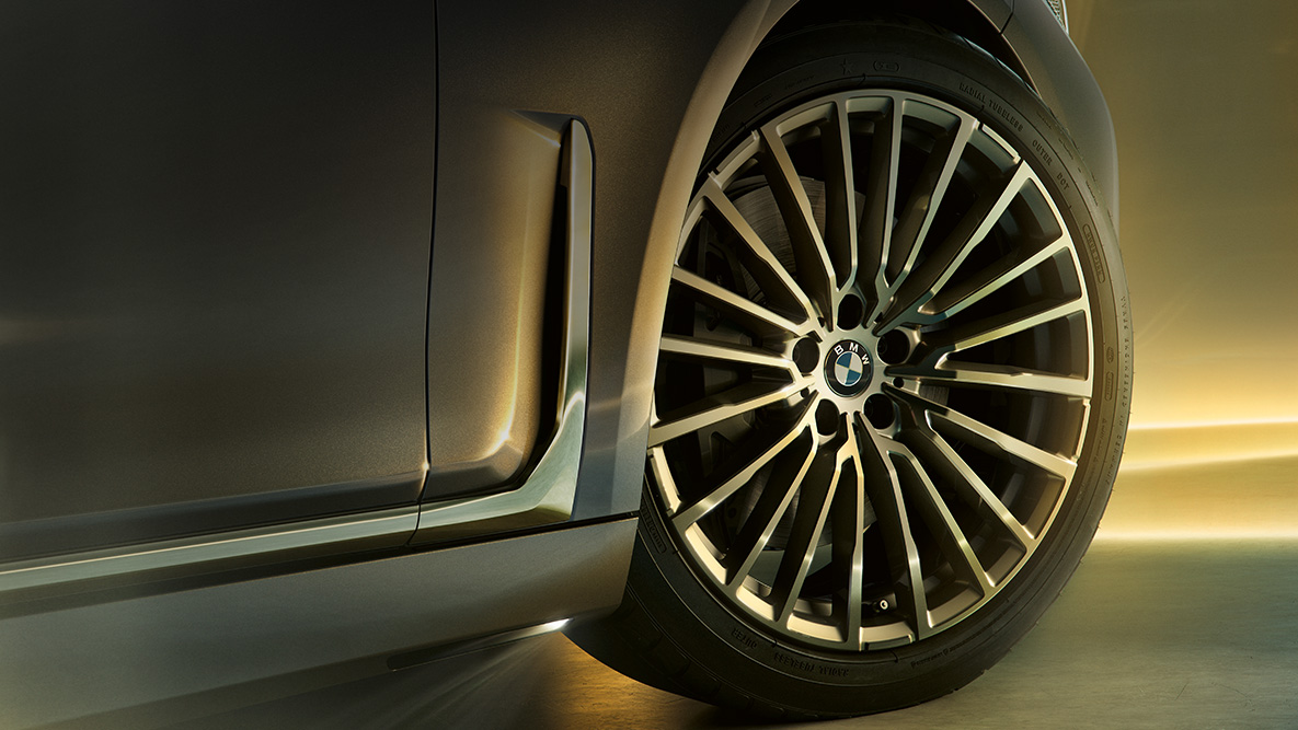 BMW 7-sarjan Sedan, jossa Multi Spoke -vanteet BMW 7-sarjan Sedan: Lähikuva Multi Spoke -vanteista