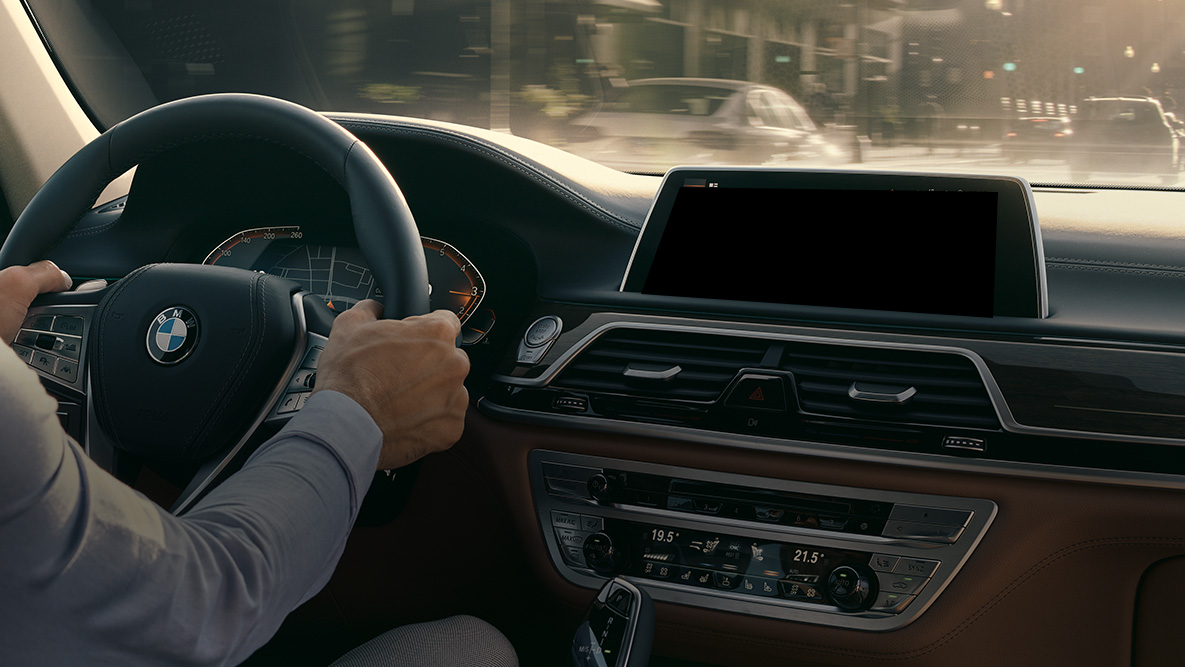 BMW Intelligent Personal Assistant -avustin BMW Intelligent Personal Assistant -avustin: Mies ajaa BMW:ssä, lähikuva Live Cockpit Professionalista