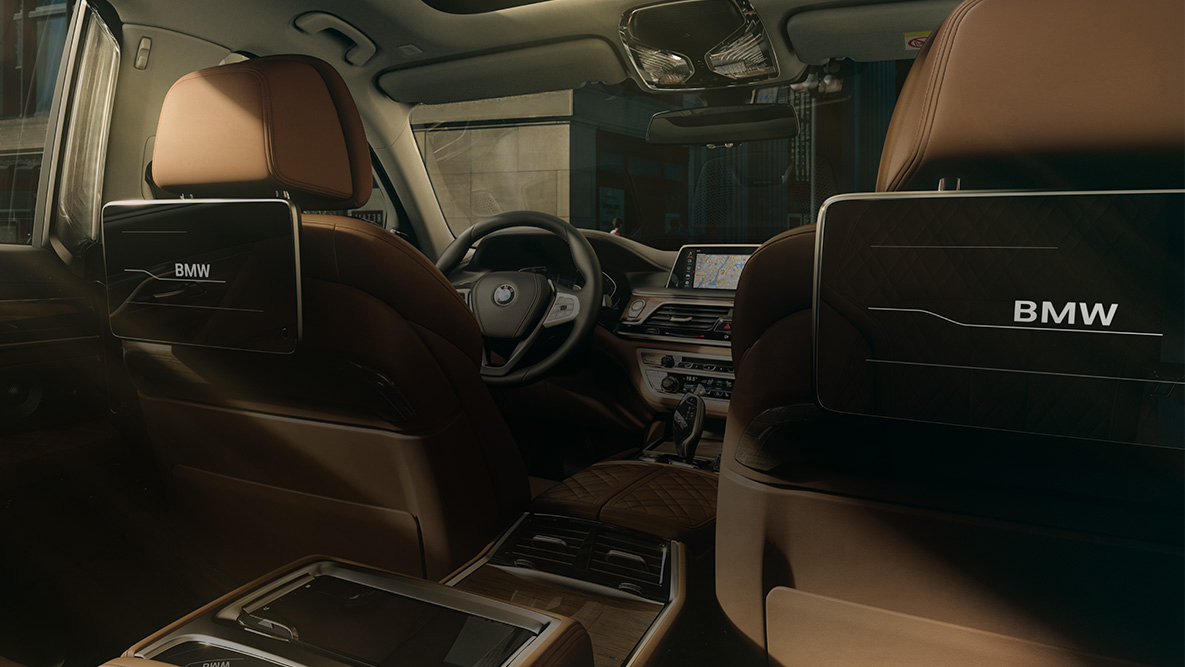 BMW 7-sarjan Sedanin takatilan viihdejärjestelmä BMW 7-sarjan Sedan: Kuva takaapäin takatilan viihdejärjestelmästä ja HD-kosketusnäytöistä