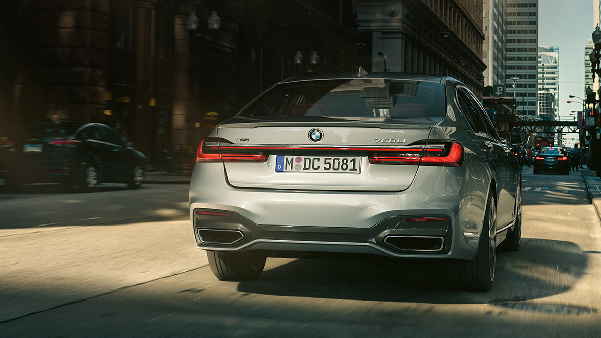 BMW 7-sarjan Sedanin peruutusavustin BMW-peruutusavustin: Näkymä BMW 7-sarjan Sedanin takaosasta