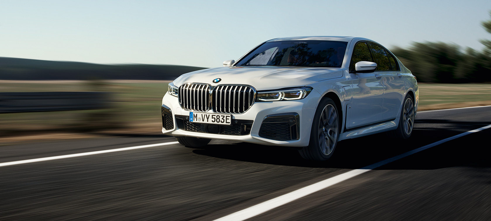 BMW 7-sarjan Sedan plug-in-hybridi G11 G12, kolmen neljäsosan näkymä ajon aikana BMW 7-sarjan Sedan plug-in-hybridi G11 G12, kolmen neljäsosan näkymä tiellä ajavan auton keulasta