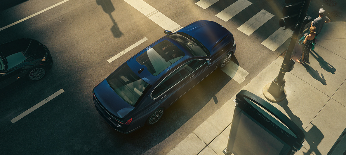 BMW Individual 7-sarjan Sedan, lintuperspektiivi Punainen BMW Individual 7-sarjan Sedan lintuperspektiivistä