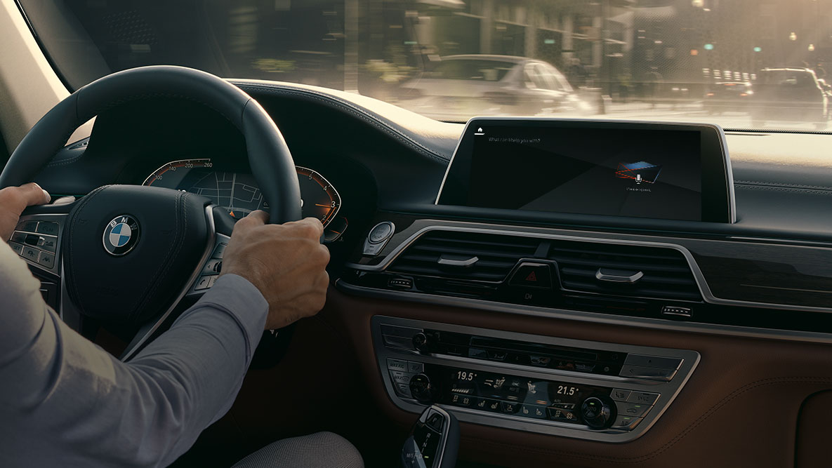 BMW Intelligent Personal Assistant BMW Intelligent Personal Assistant: Mies ajaa BMW:llä, lähikuva Live Cockpit Professionalista
